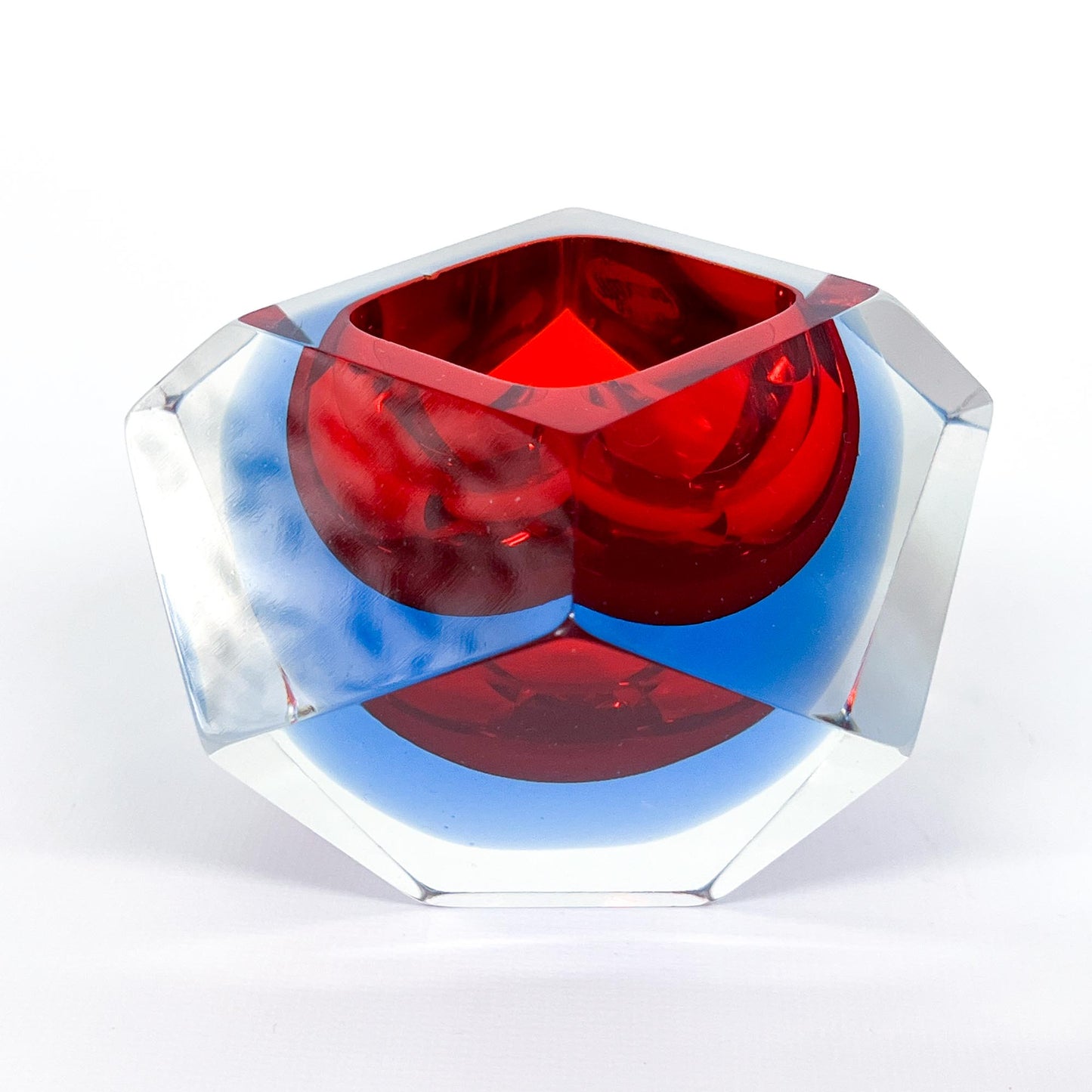 Facetierter Sommerso Aschenbecher, Murano, Glas, Rot-Blau