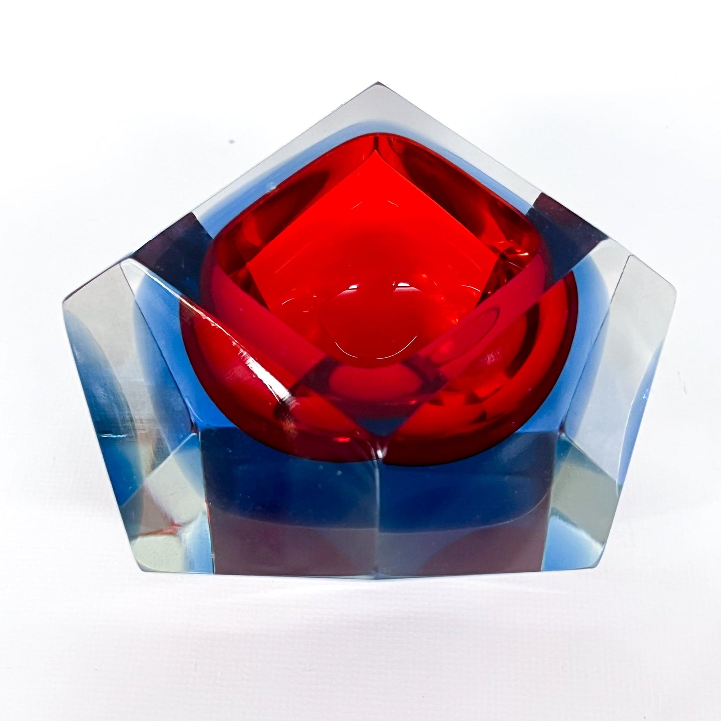 Facetierter Sommerso Aschenbecher, Murano, Glas, Rot-Blau