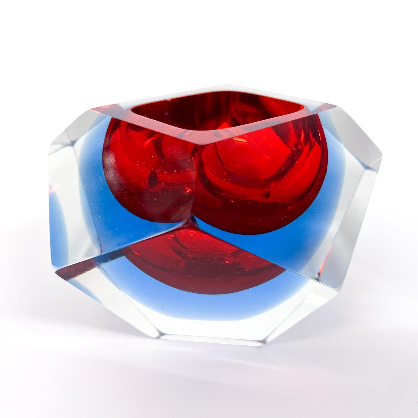 Facetierter Sommerso Aschenbecher, Murano, Glas, Rot-Blau
