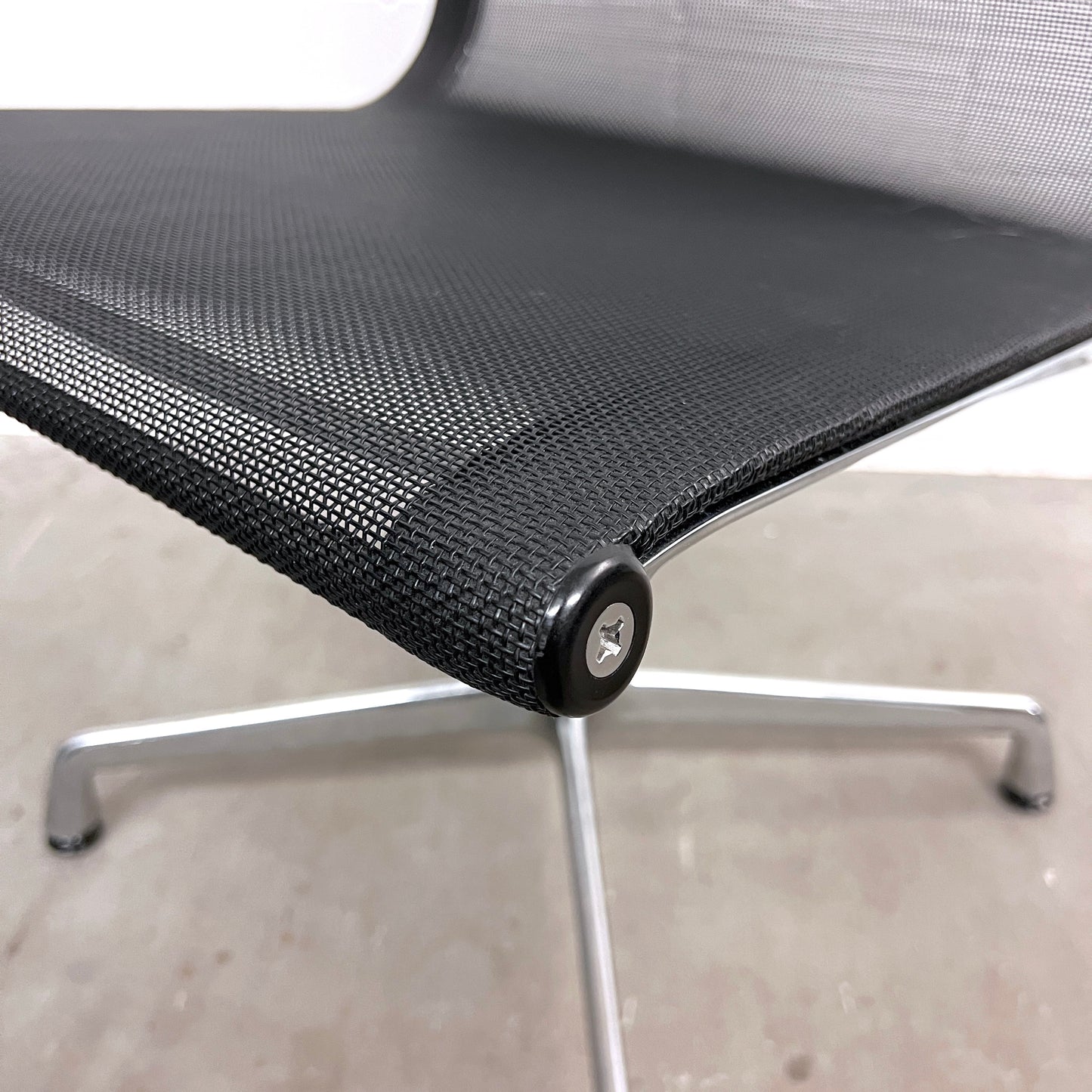Eames Aluminium Chair EA 101, Vitra, Netz, Schwarz, o. Armlehnen