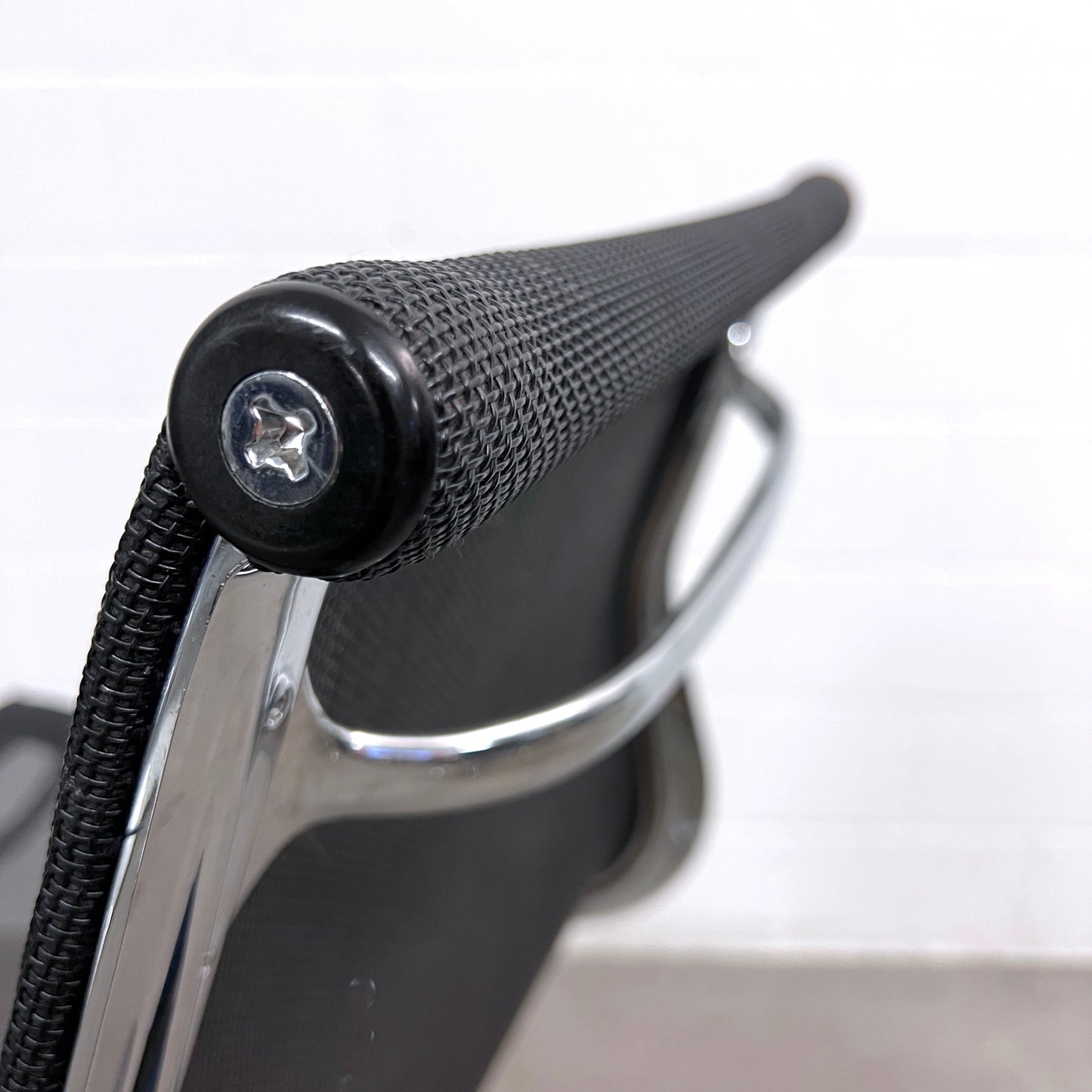 Eames Aluminium Chair Conference EA 108, Vitra, Netz, Schwarz