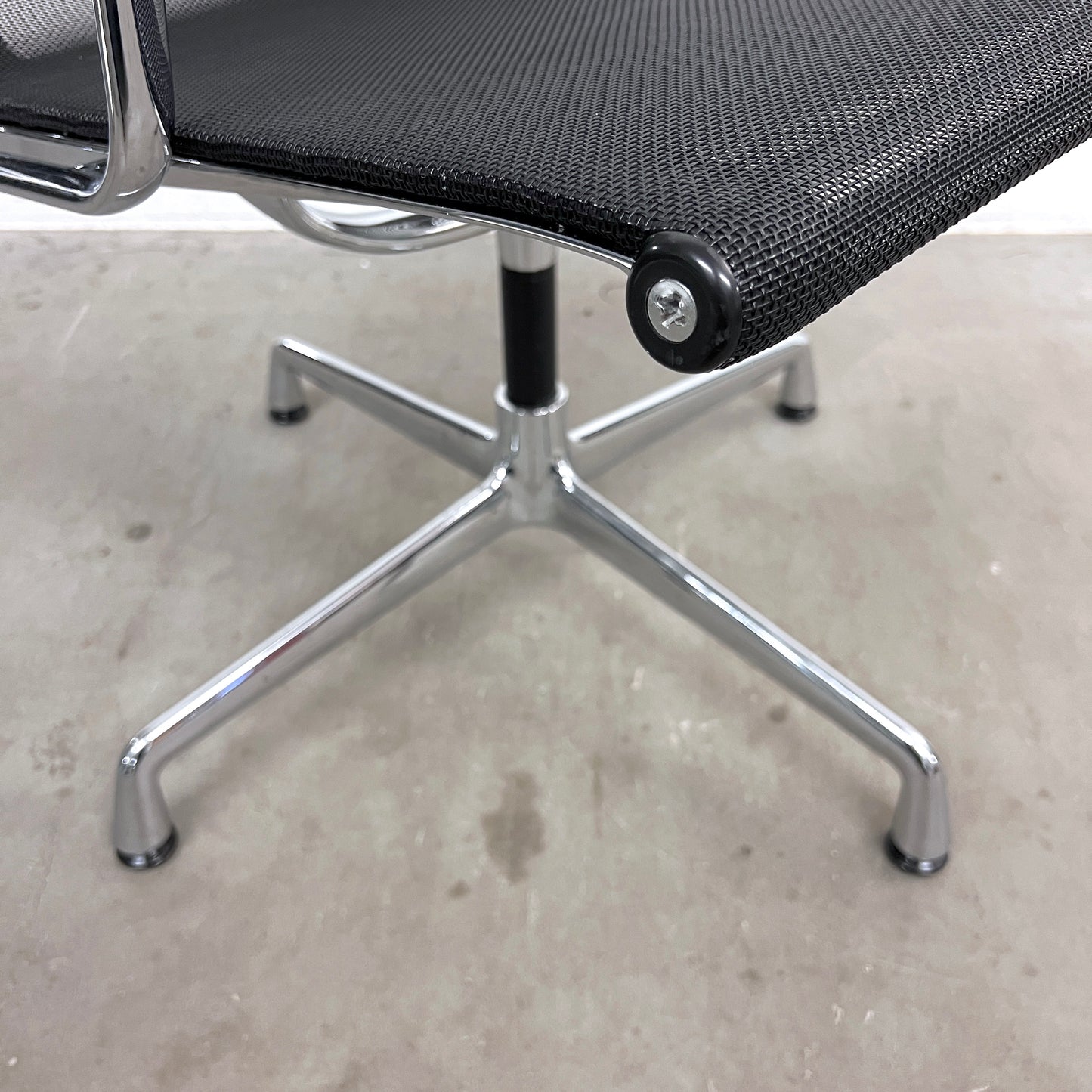 Eames Aluminium Chair EA 108, Vitra, Netz, Schwarz