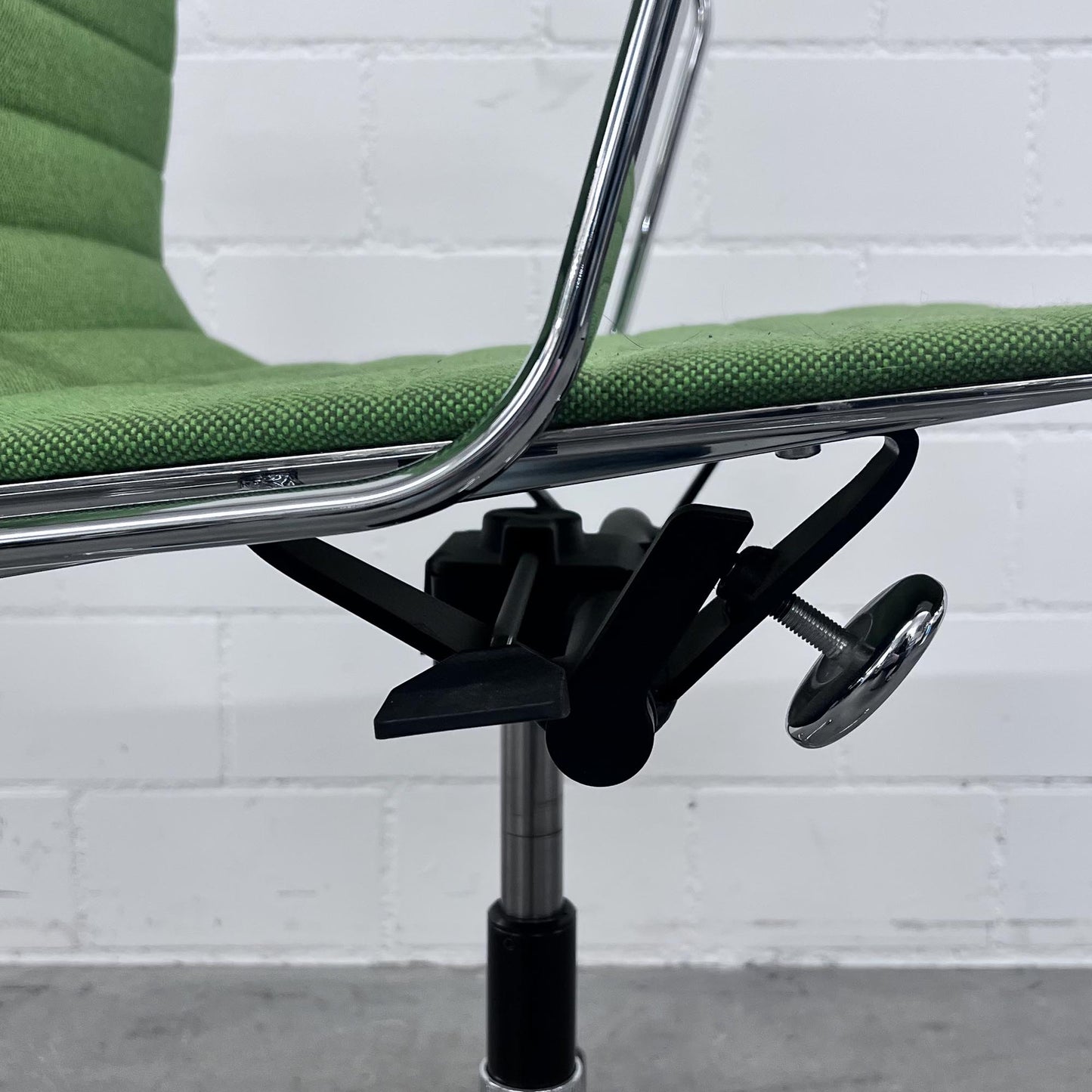 Eames Aluminium Chair EA 117 Work, Vitra, Hopsak, Wiesengrün-Forest