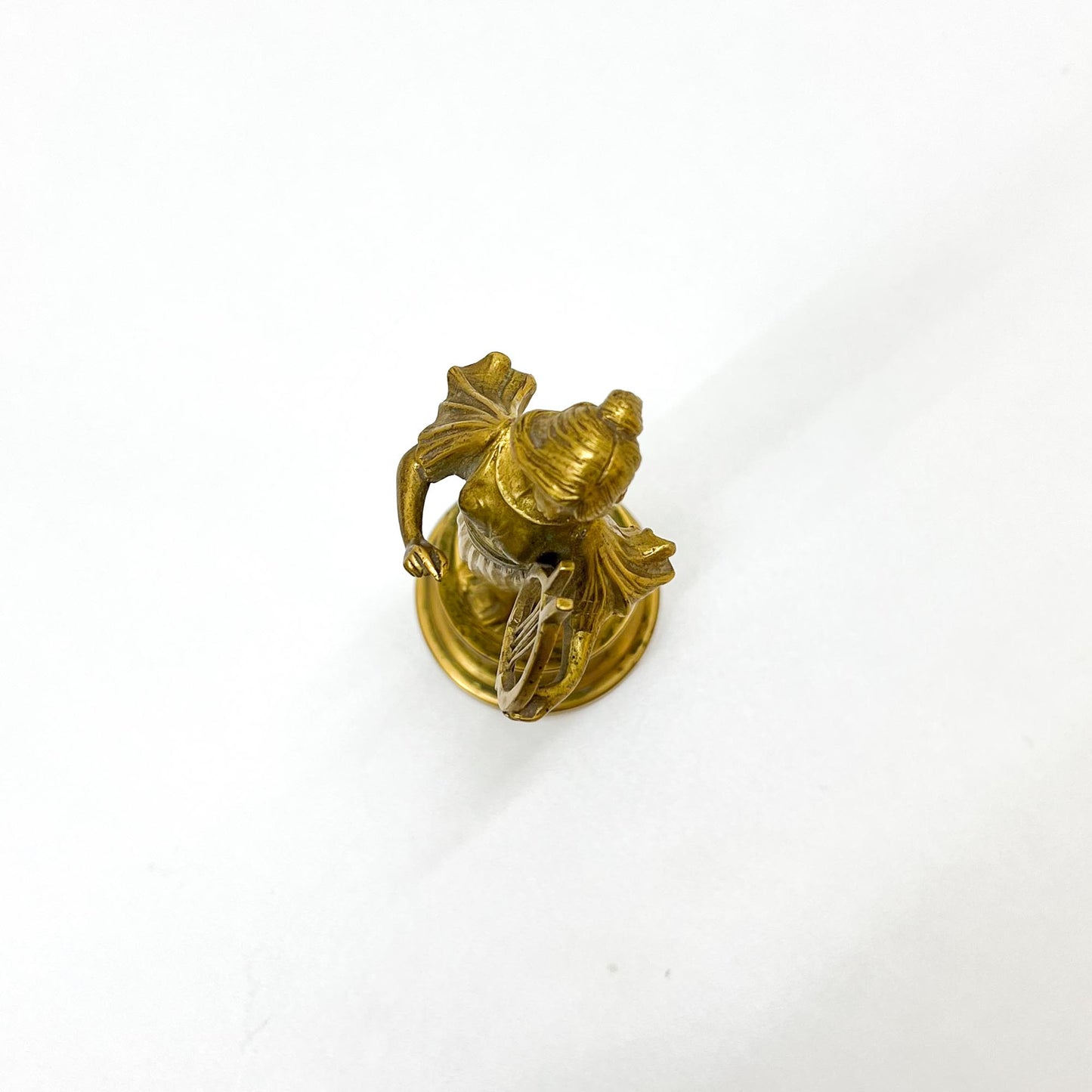 Frau mit Lyra auf Sockel, Bronze, Jugendstil