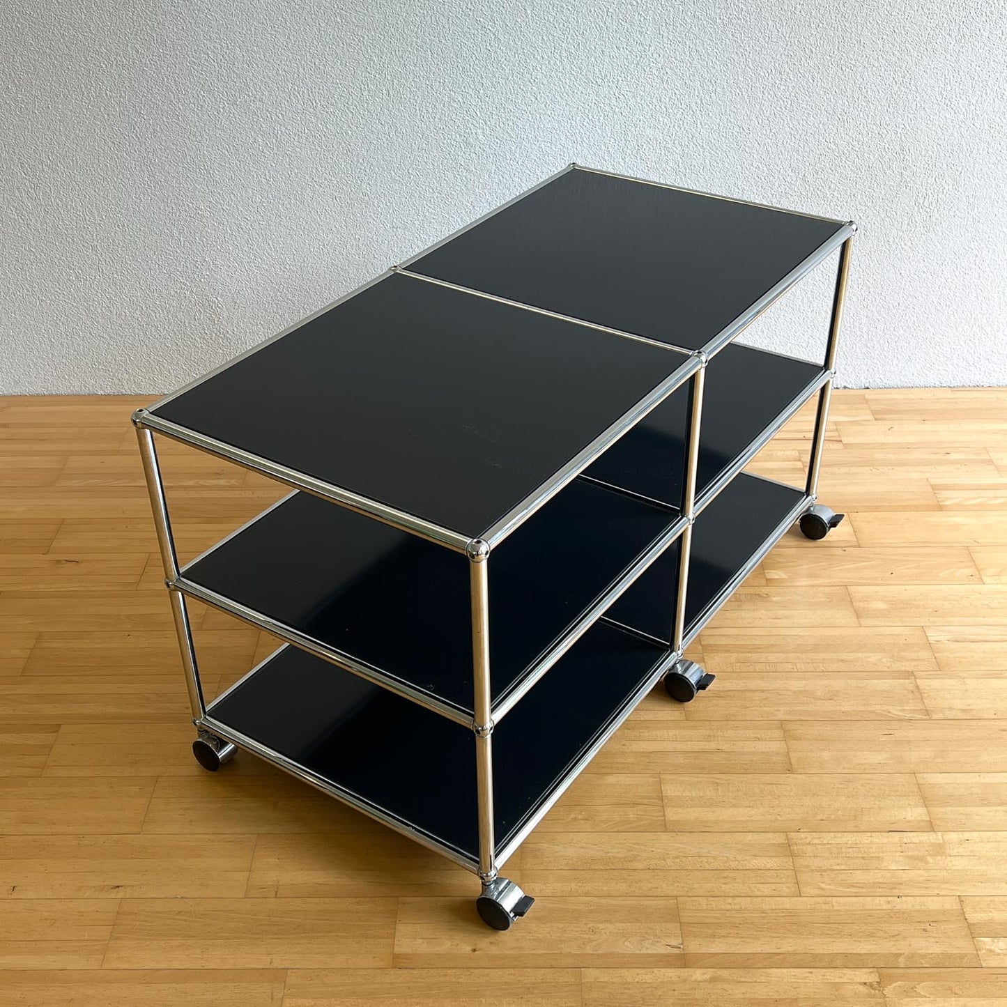 USM Fernsehmöbel auf Rollen, Graphitschwarz