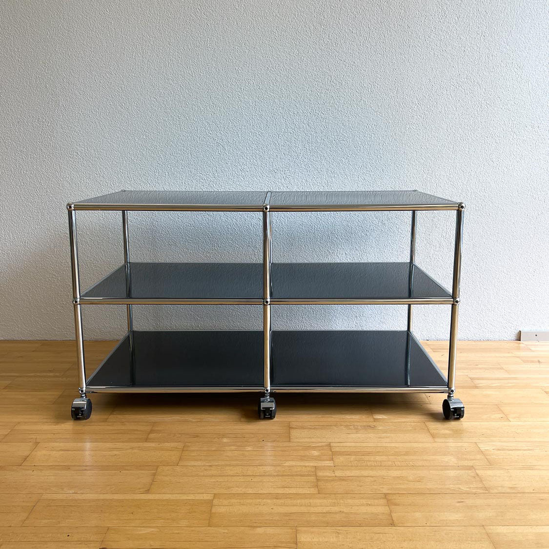 USM Fernsehmöbel auf Rollen, Graphitschwarz