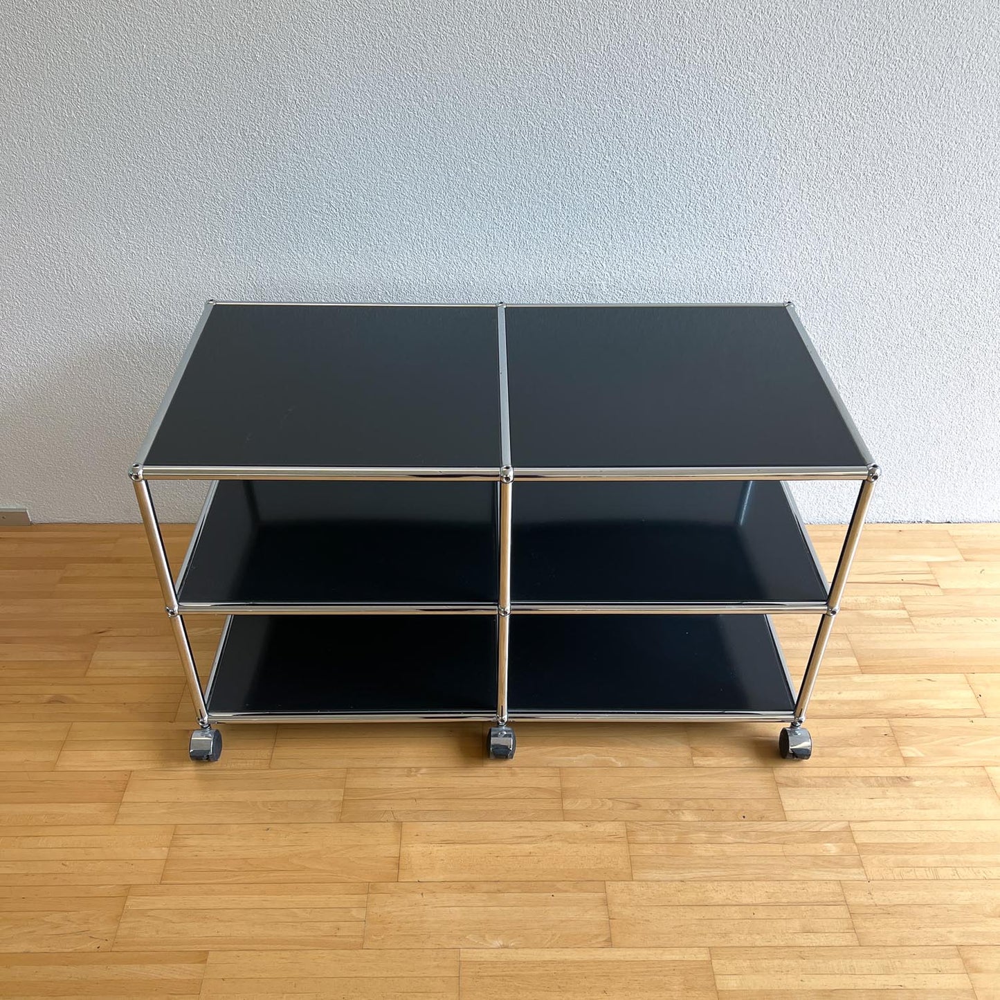 USM Fernsehmöbel auf Rollen, Graphitschwarz