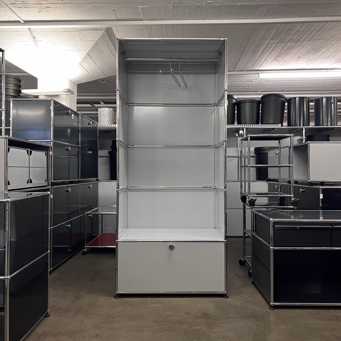 USM Garderobe, Lichtgrau, Ausziehtuere, Ausziehtablar