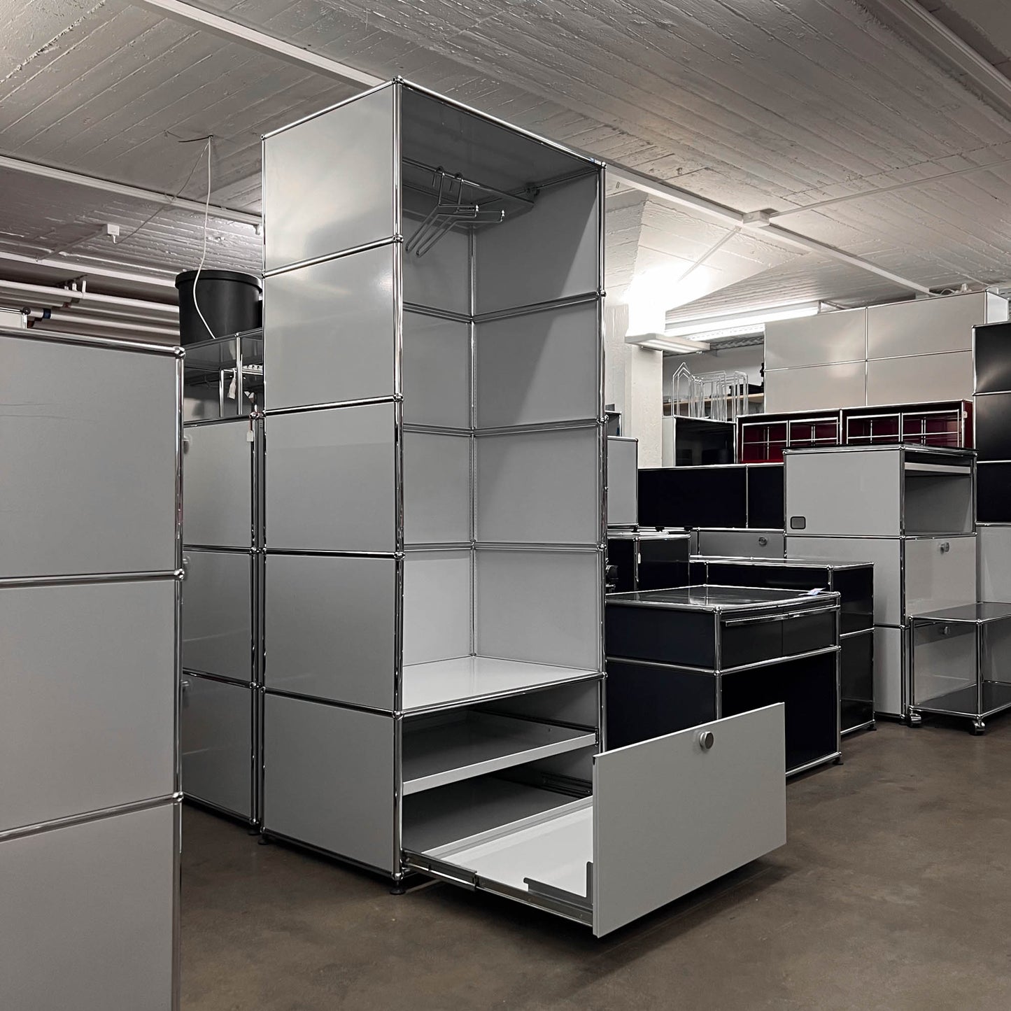 USM Garderobe, Lichtgrau, Ausziehtuere, Ausziehtablar