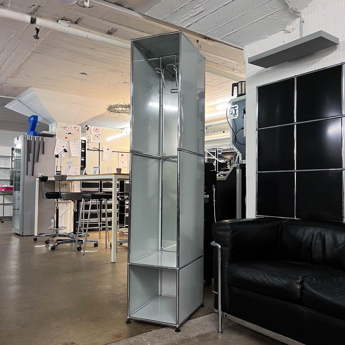 USM Garderobe mit Spiegel, Lichtgrau