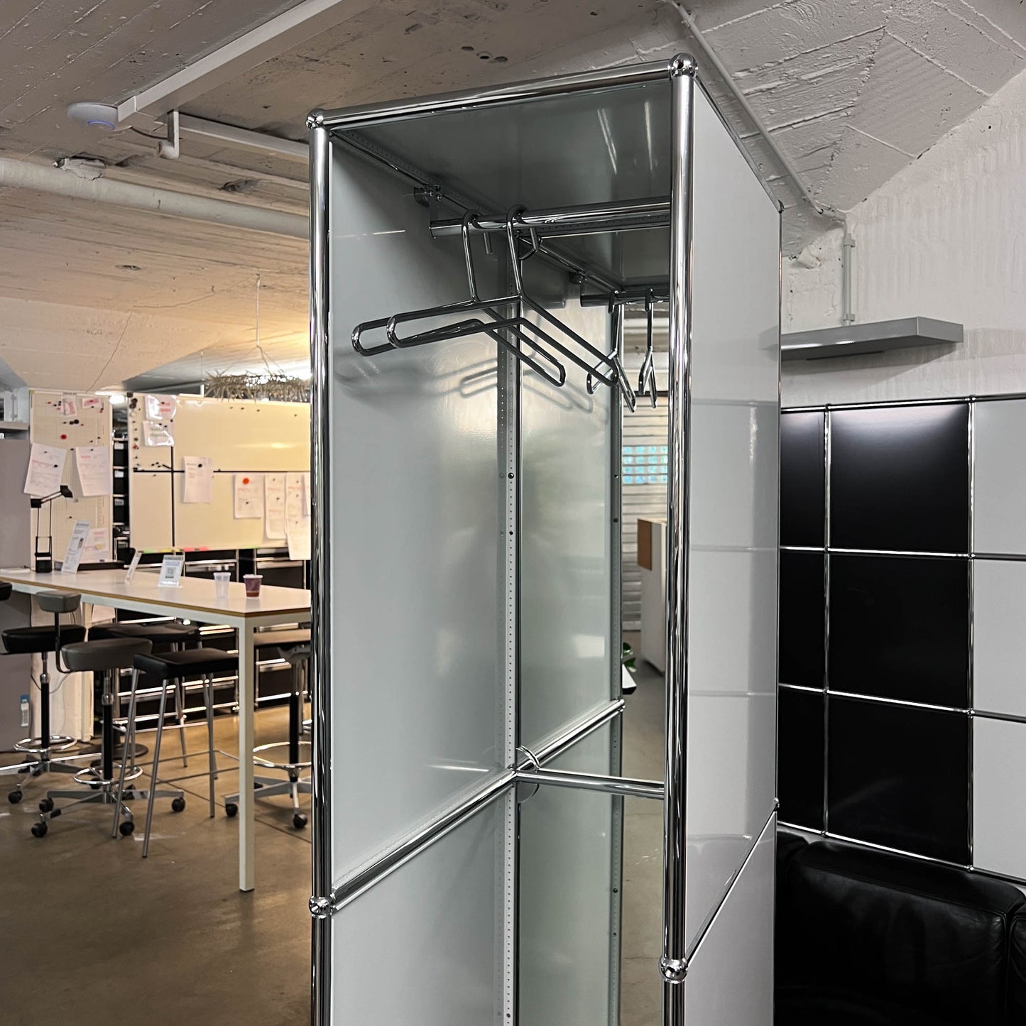 USM Garderobe mit Spiegel, Lichtgrau