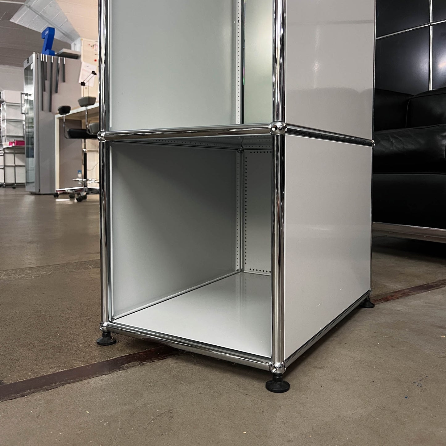 USM Garderobe mit Spiegel, Lichtgrau