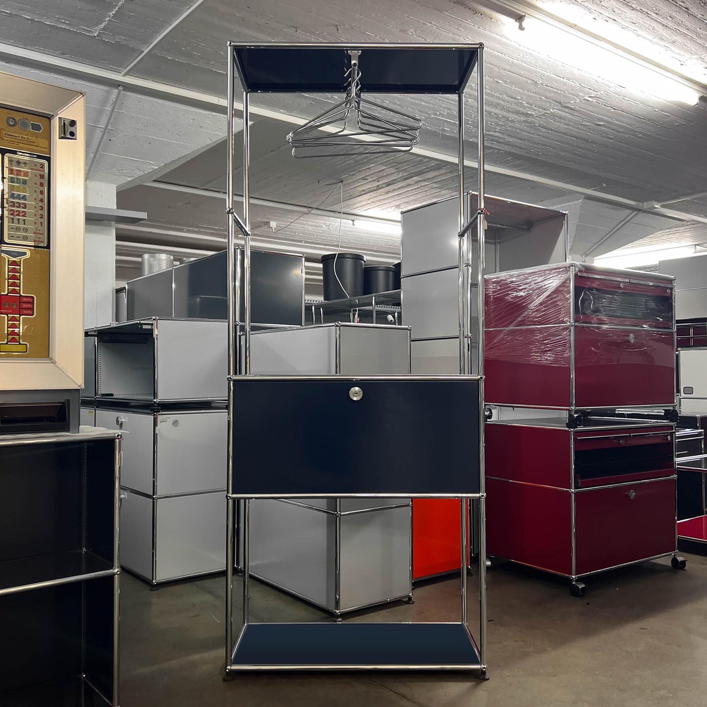 USM Garderobe, Stahlblau, mit Klapptüre