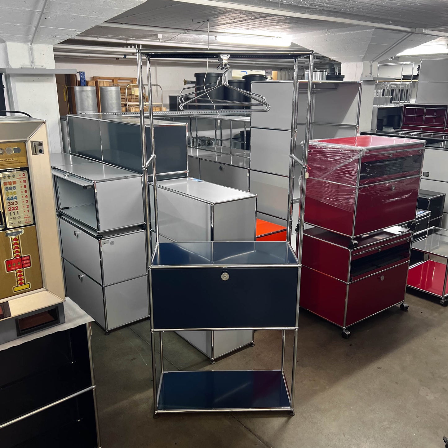 USM Garderobe, Stahlblau, mit Klapptüre