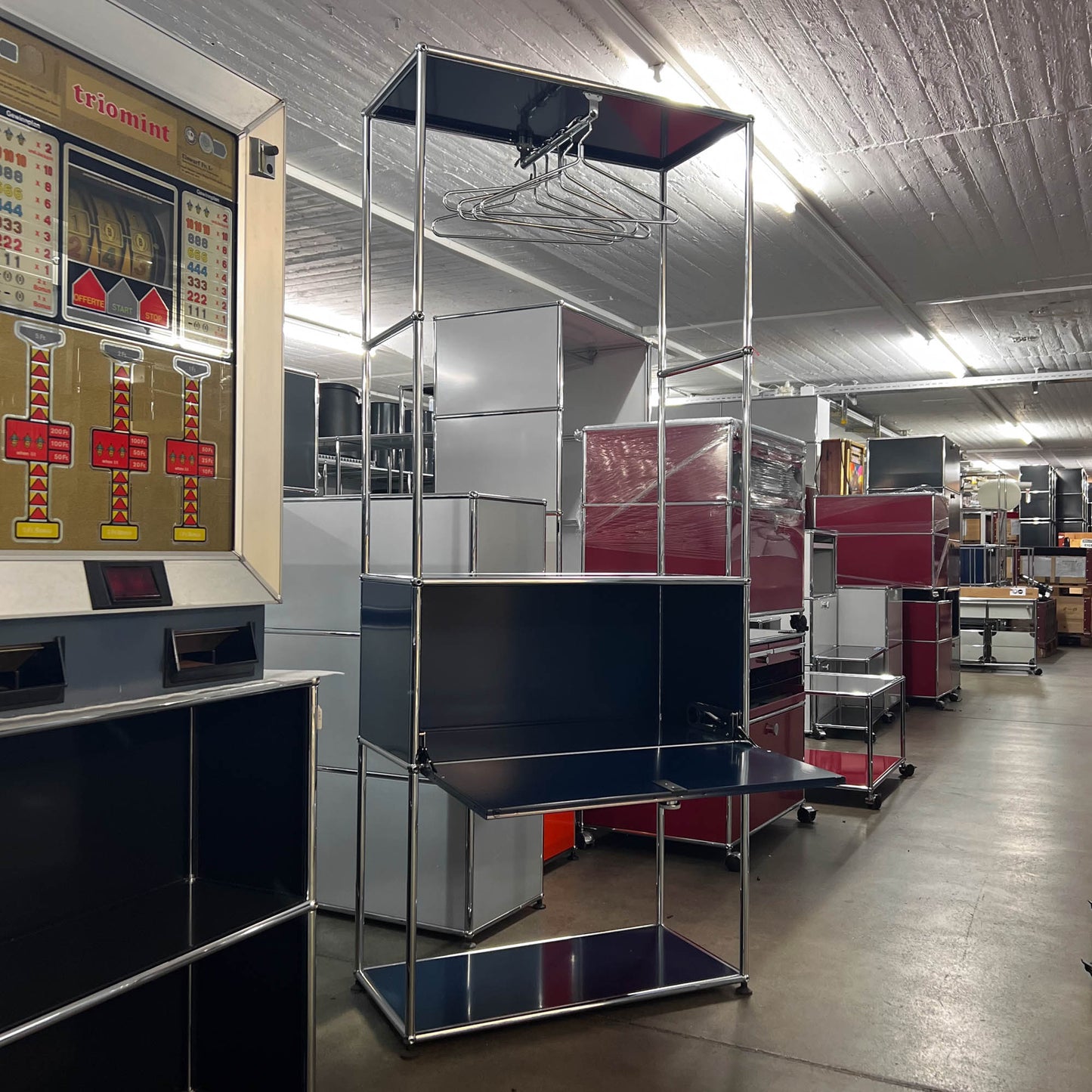 USM Garderobe, Stahlblau, mit Klapptüre