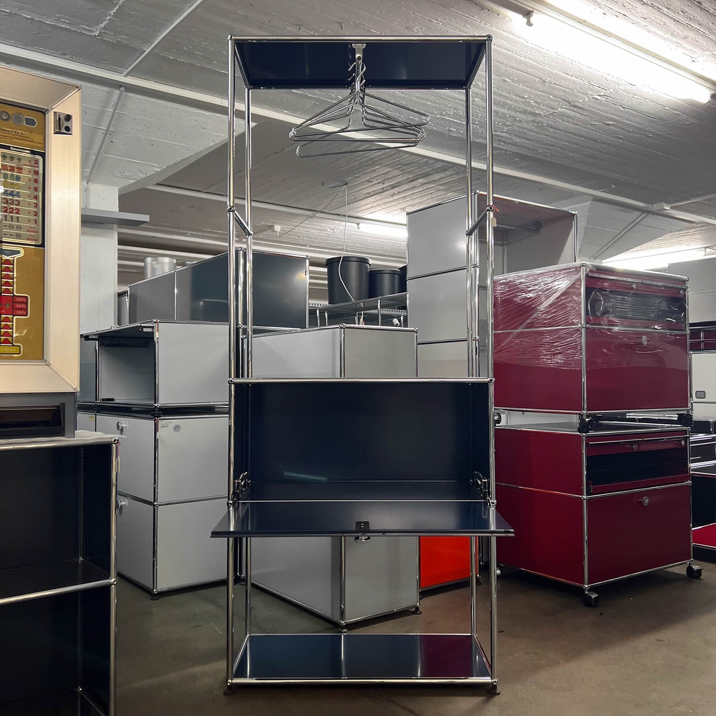 USM Garderobe, Stahlblau, mit Klapptüre