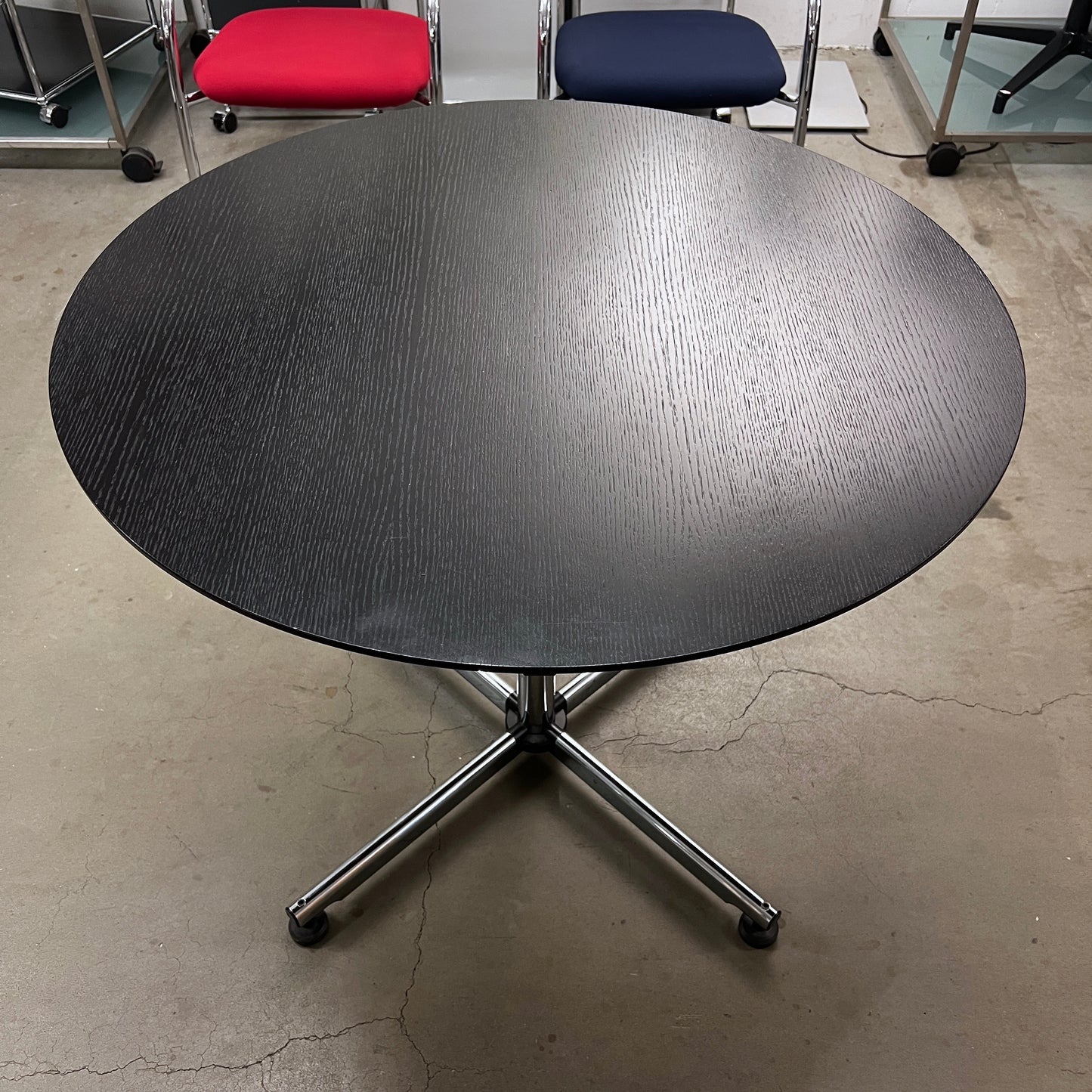 USM Kitos, rund, 90cm, Eiche furniert, schwarz
