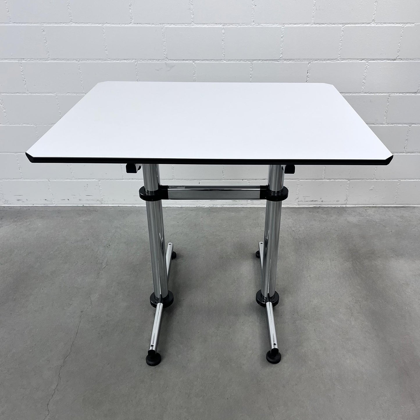 USM Kitos Tisch, Kunstharz Perlgrau