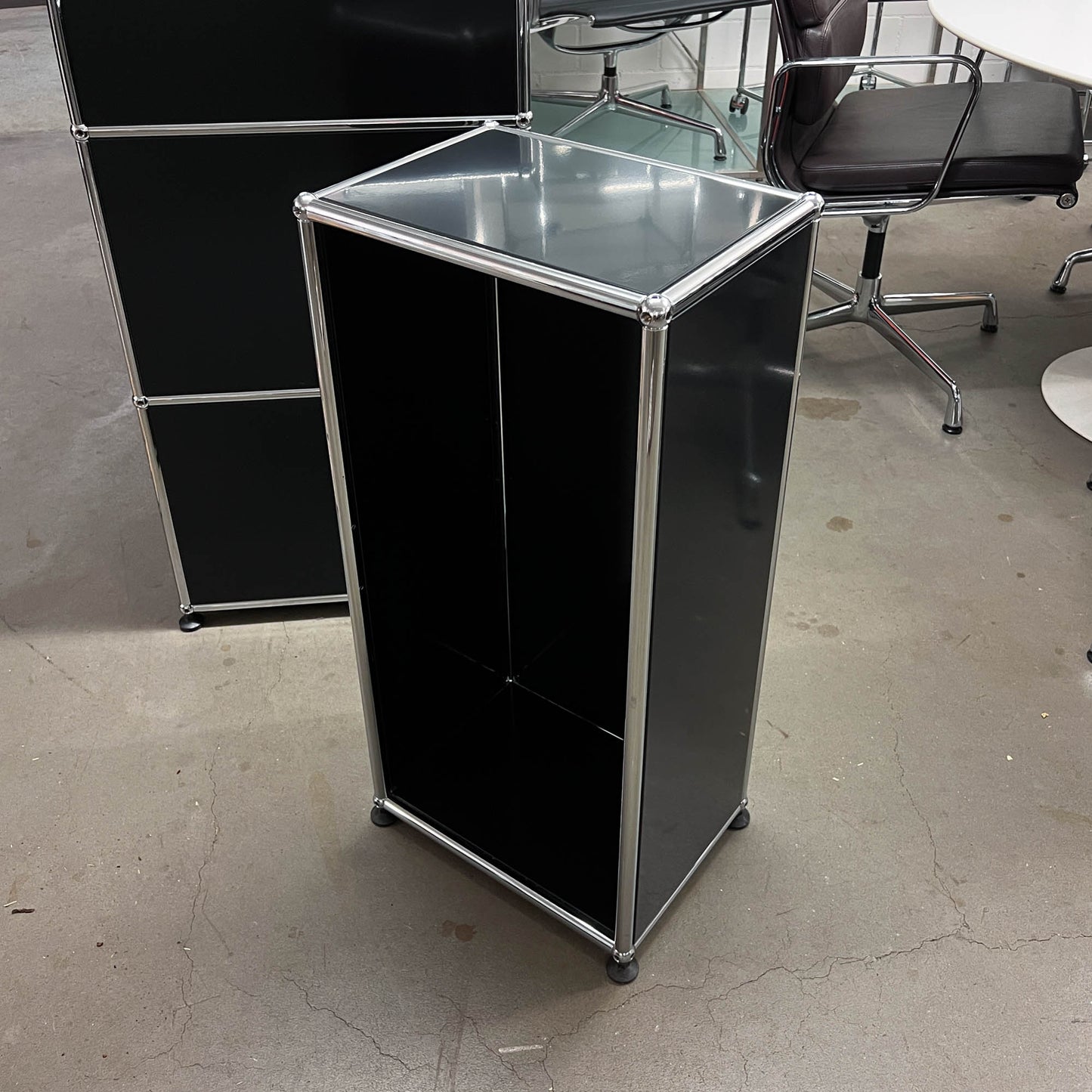 USM Occasion Regal, Graphitschwarz
