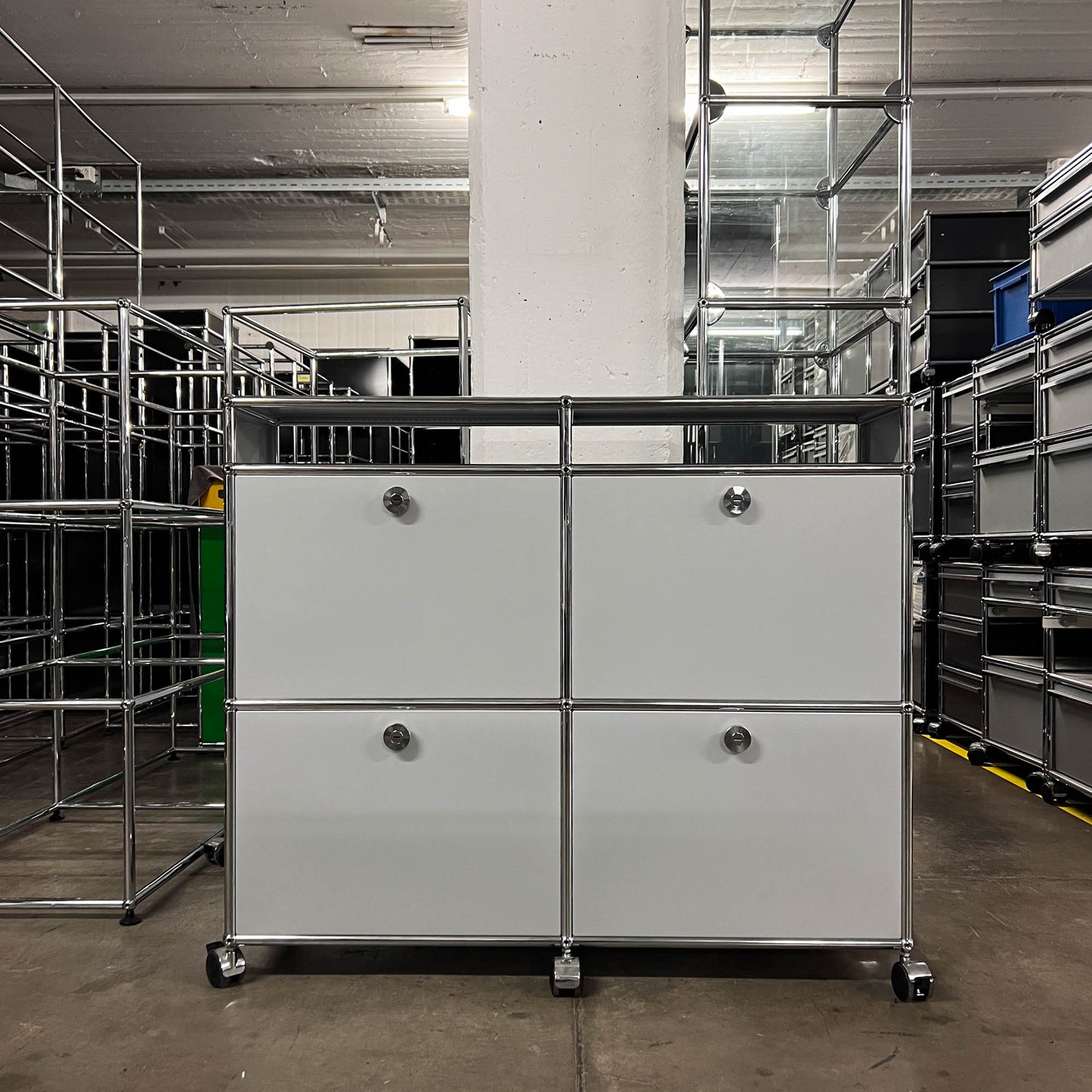 USM Occasion Regal mit Rollen, 4 Klapptüren, Mattsilber