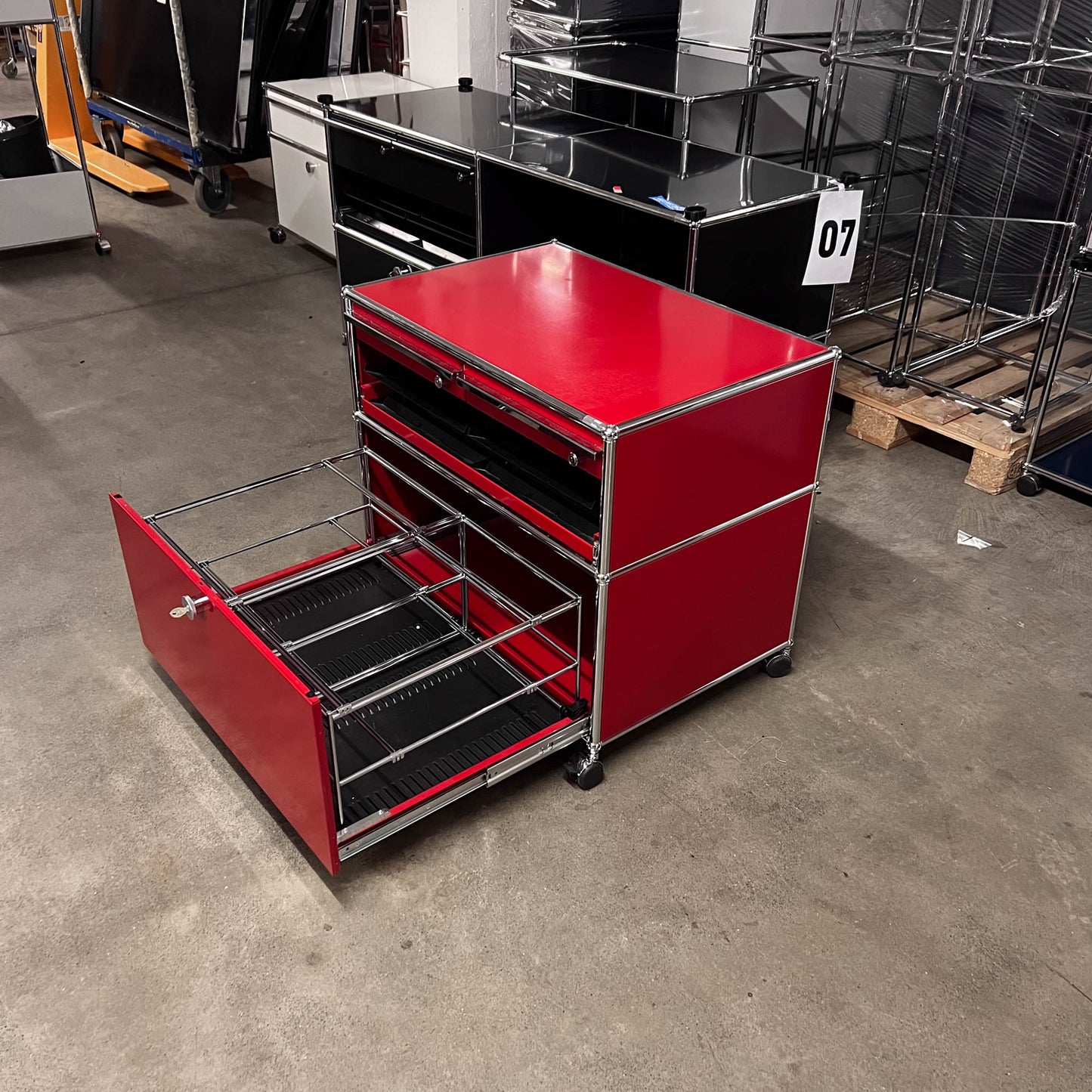 USM Organisationsmöbel, Rubinrot, auf Rollen, Ausziehtüre, Ausziehtablar, A7 Schubladen