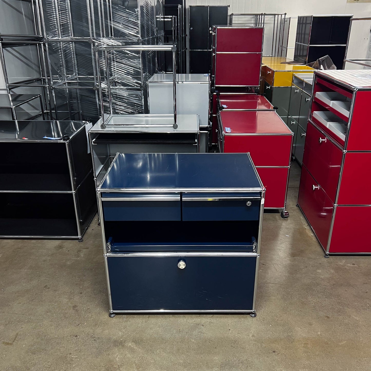 USM Organisationsmöbel, Stahlblau, Ausziehtüre, Ausziehtablar, 2 A6 Schubladen