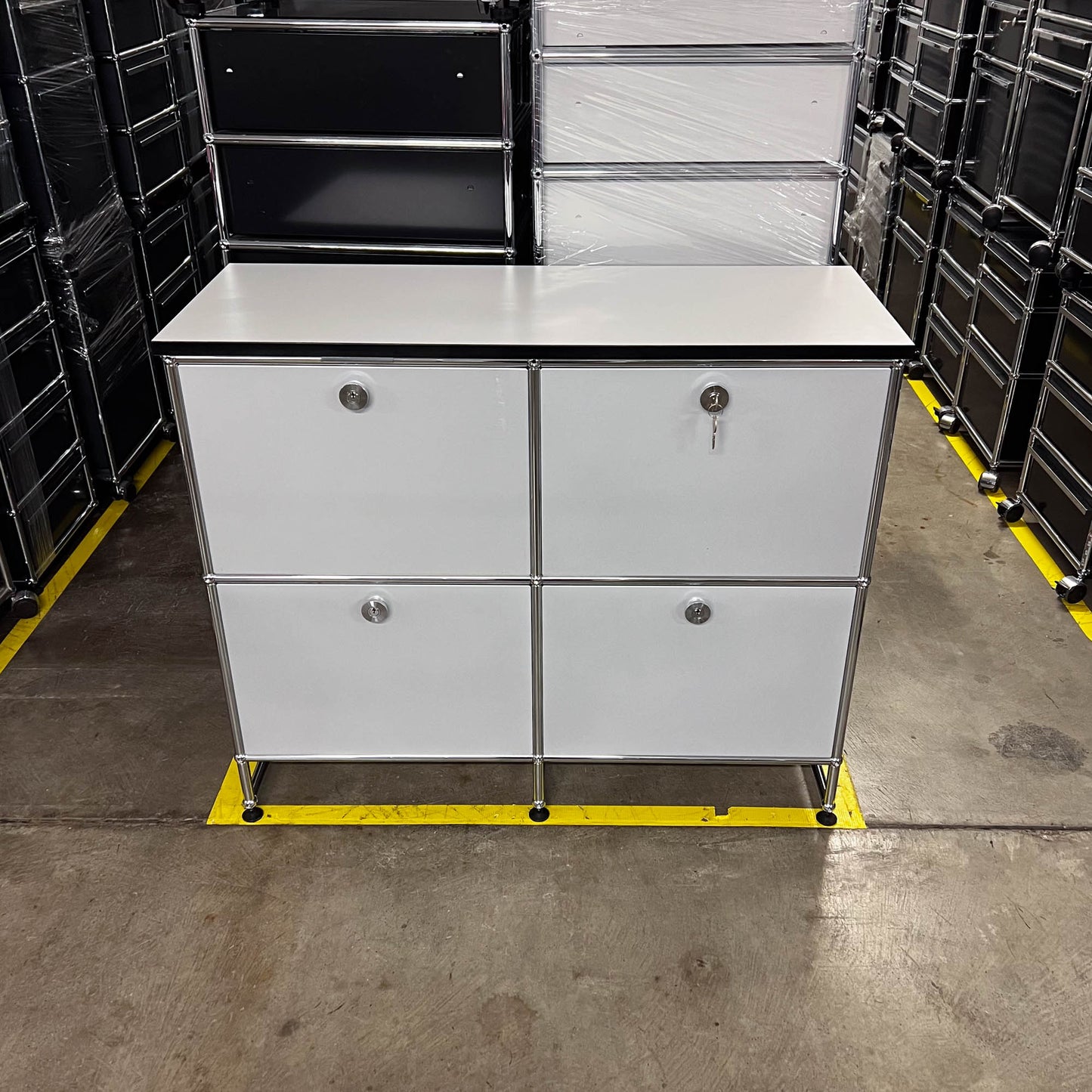USM Regal, 4 Klapptüren, Holzablage, Mattsilber