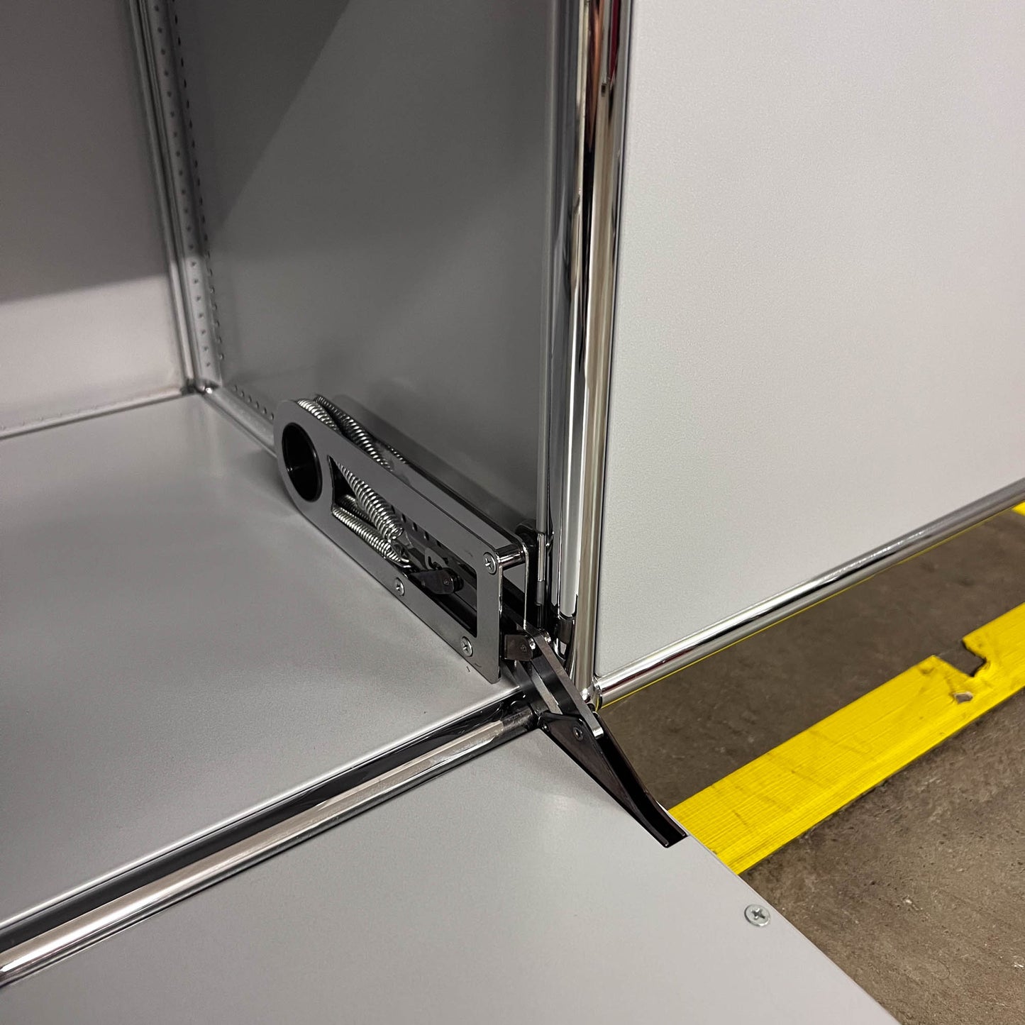 USM Regal, 4 Klapptüren, Holzablage, Mattsilber