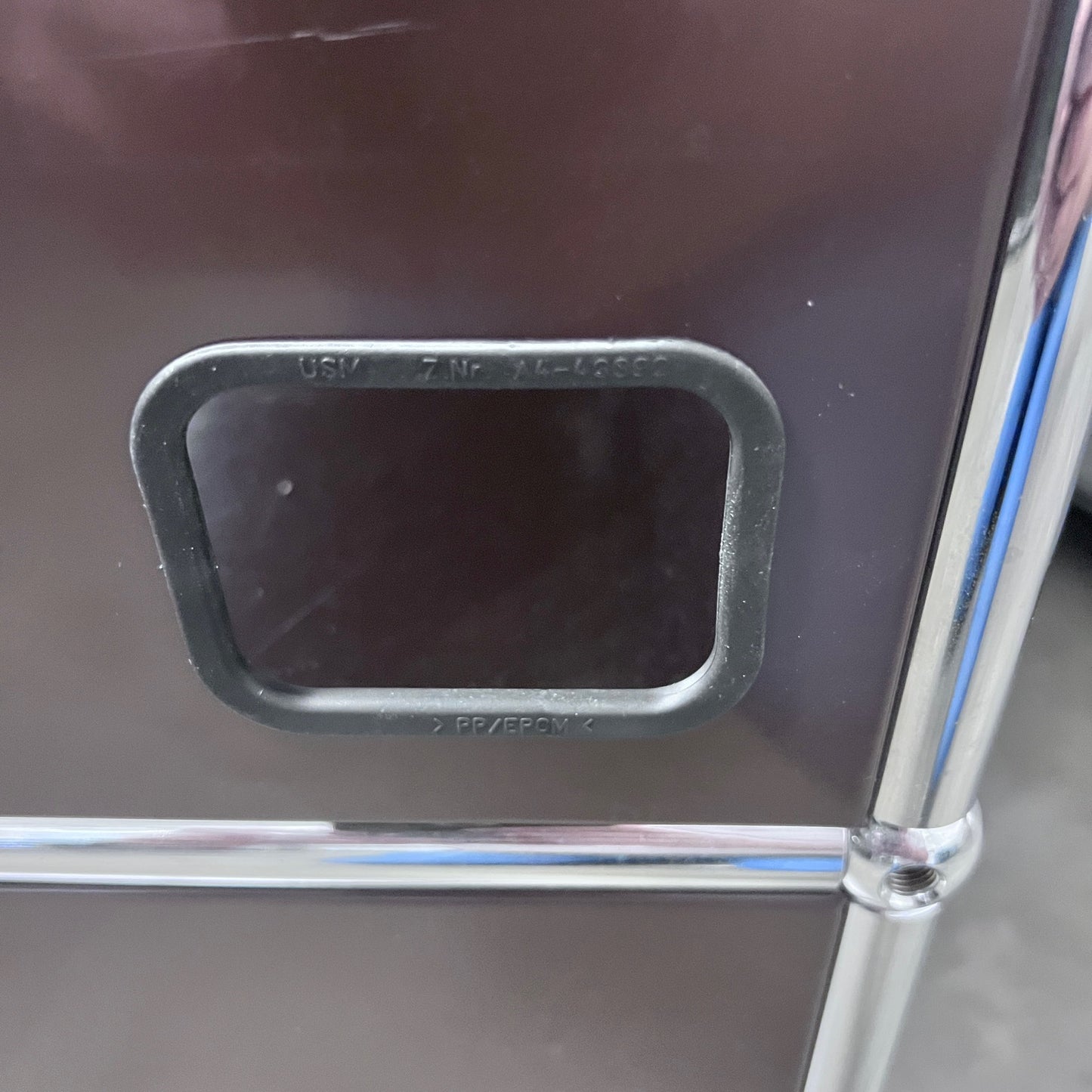 USM Regal, Braun + Reinweiss, 1 Klapptüre, Outlet