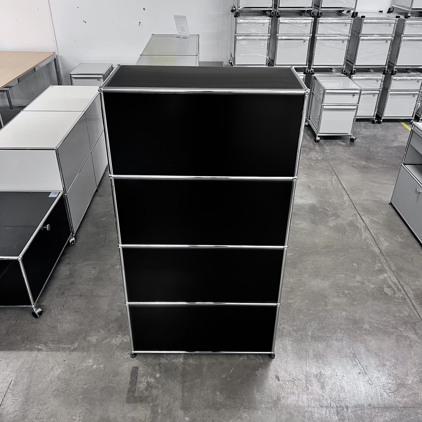 USM Regal, Graphitschwarz, 3 Klapptüren, Q1