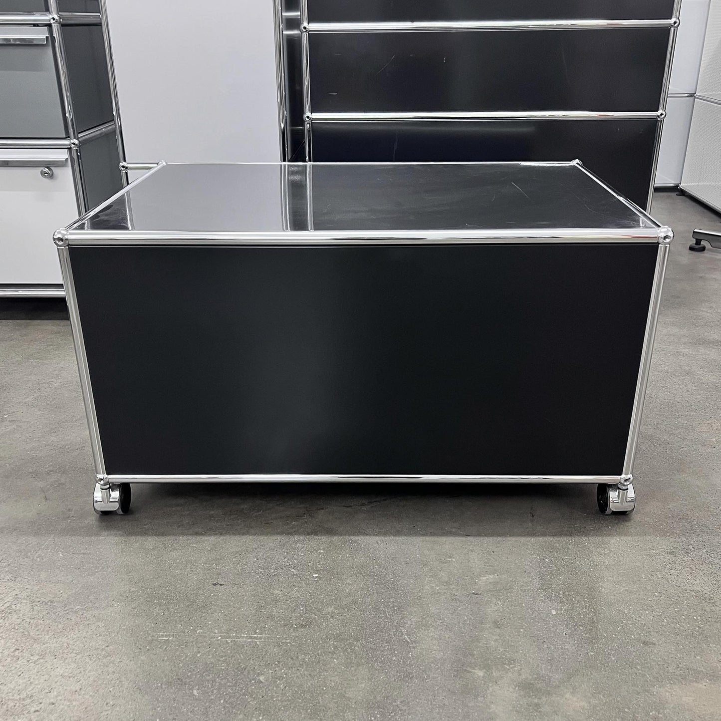 USM Regal, Graphitschwarz, Ausziehtüre