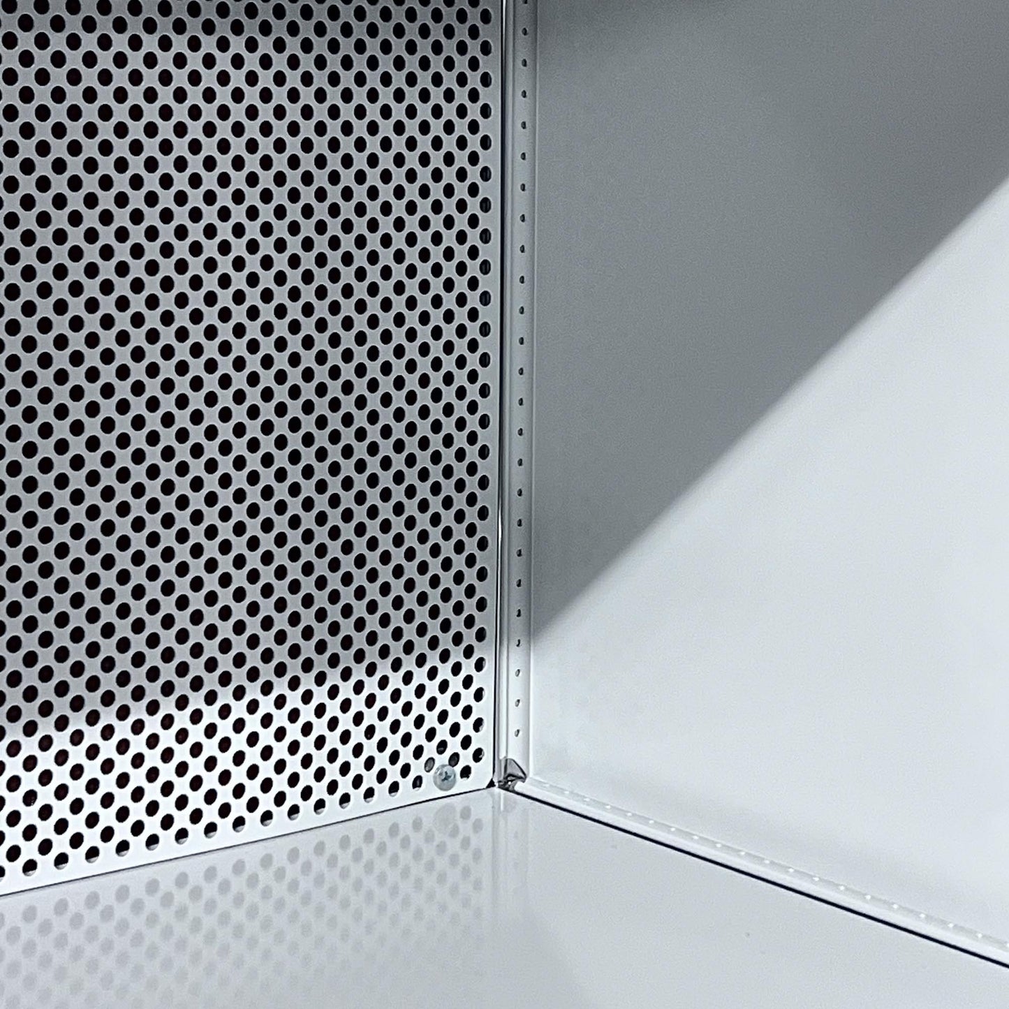 USM Regal, Lichtgrau, vorne offen, hinten perforiert