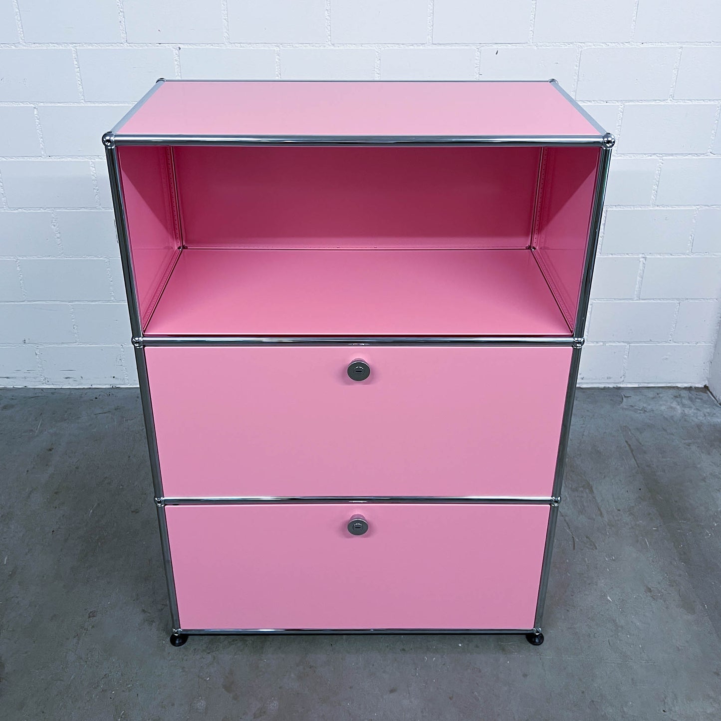 USM Regal, Rosa mit Klapptüre und Ausziehtüre, neuwertig