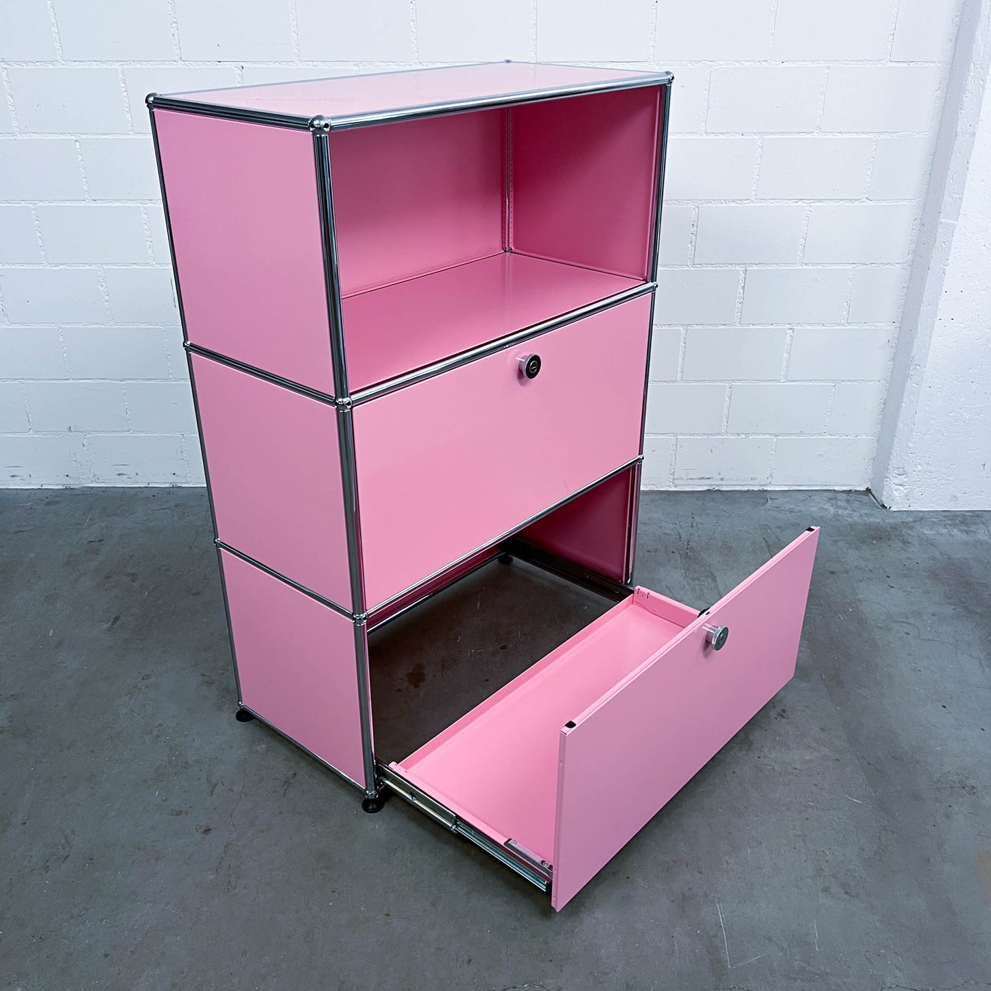 USM Regal, Rosa mit Klapptüre und Ausziehtüre, neuwertig