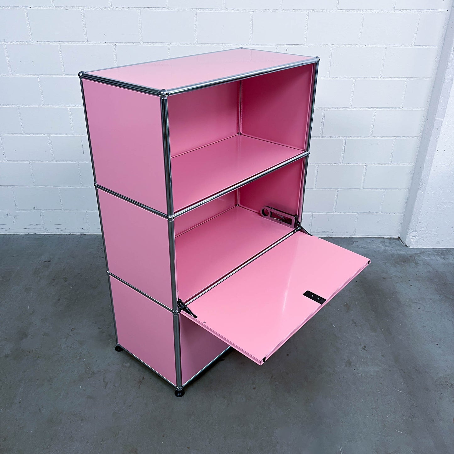 USM Regal, Rosa mit Klapptüre und Ausziehtüre, neuwertig