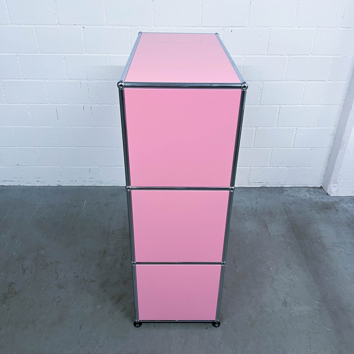 USM Regal, Rosa mit Klapptüre und Ausziehtüre, neuwertig