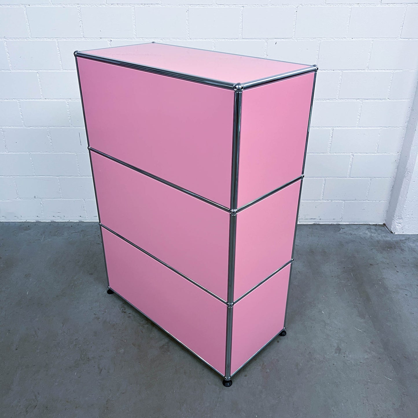 USM Regal, Rosa mit Klapptüre und Ausziehtüre, neuwertig
