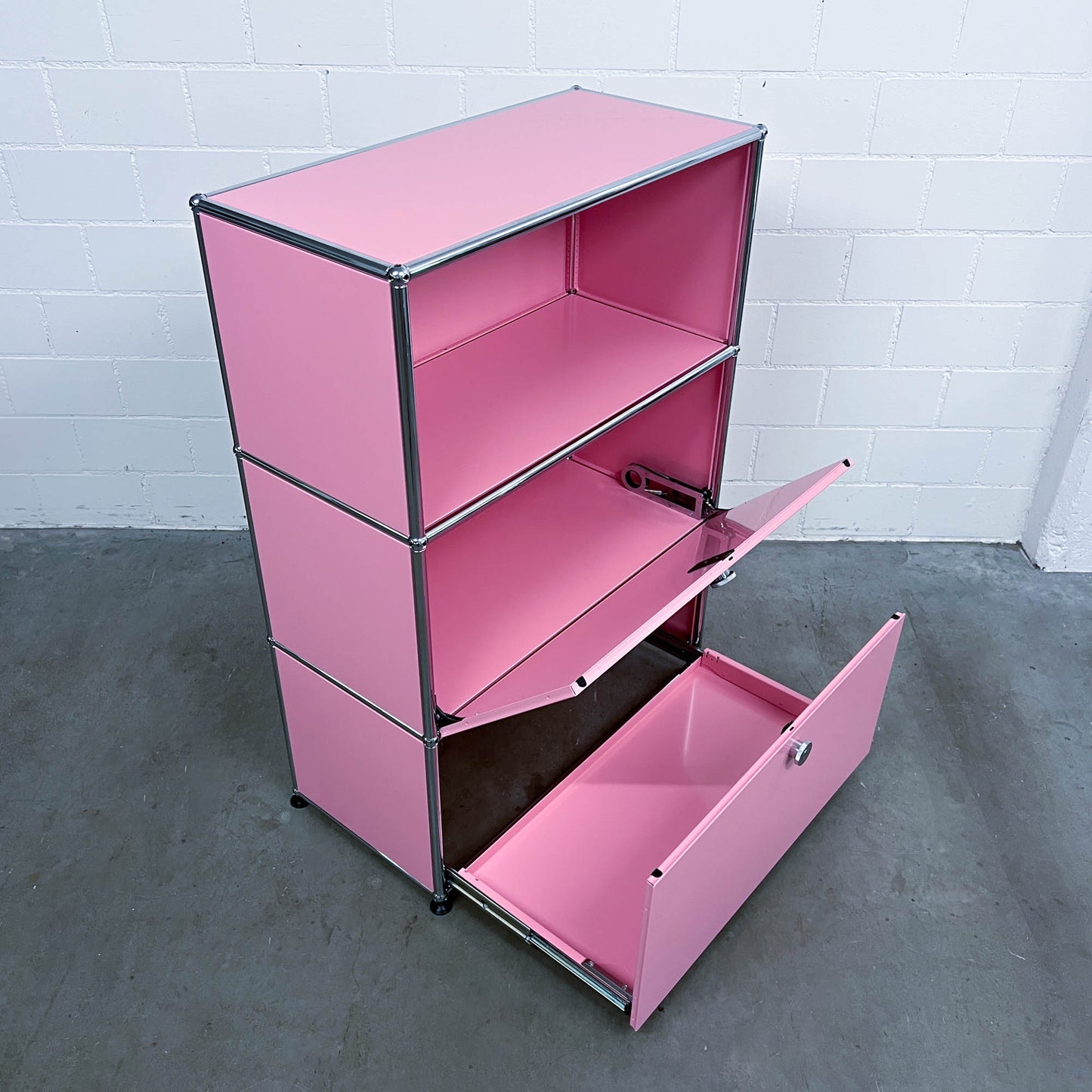 USM Regal, Rosa mit Klapptüre und Ausziehtüre, neuwertig
