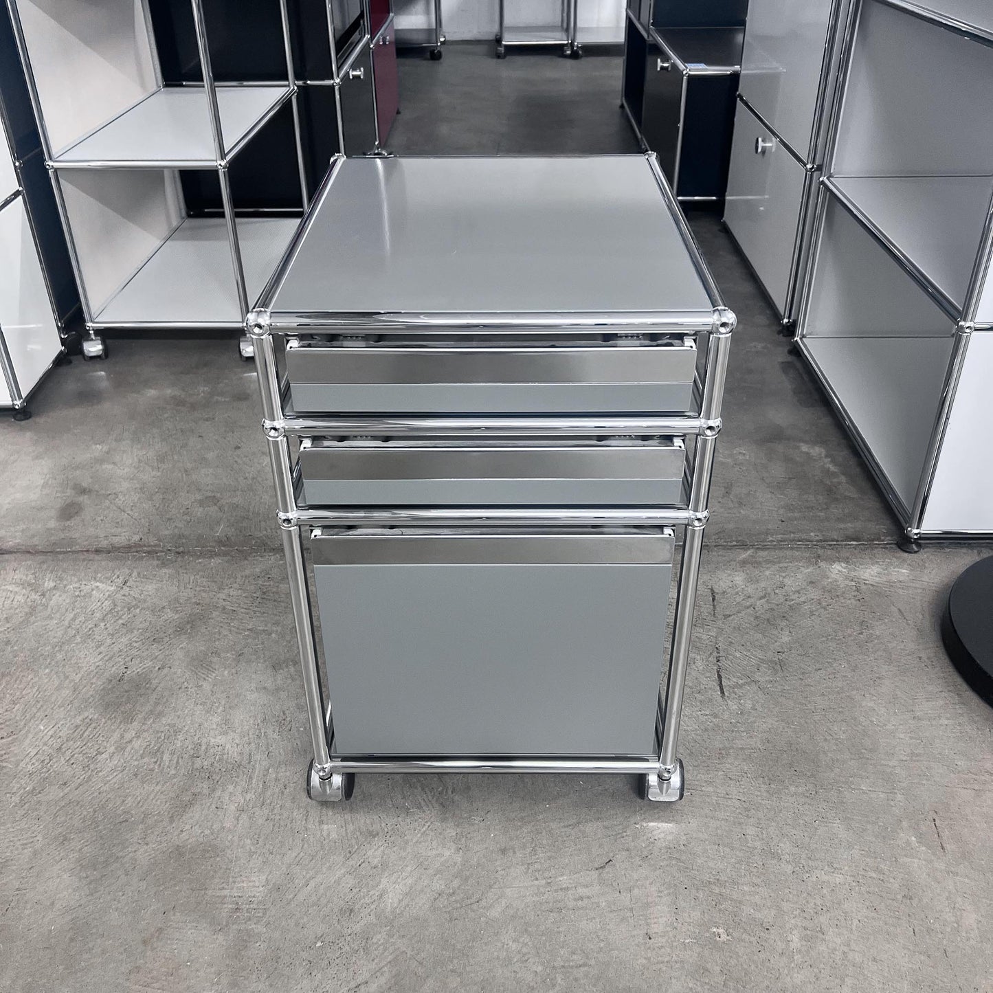 USM Rollkorpus, Mittelgrau, A4 und A7 Schubladen