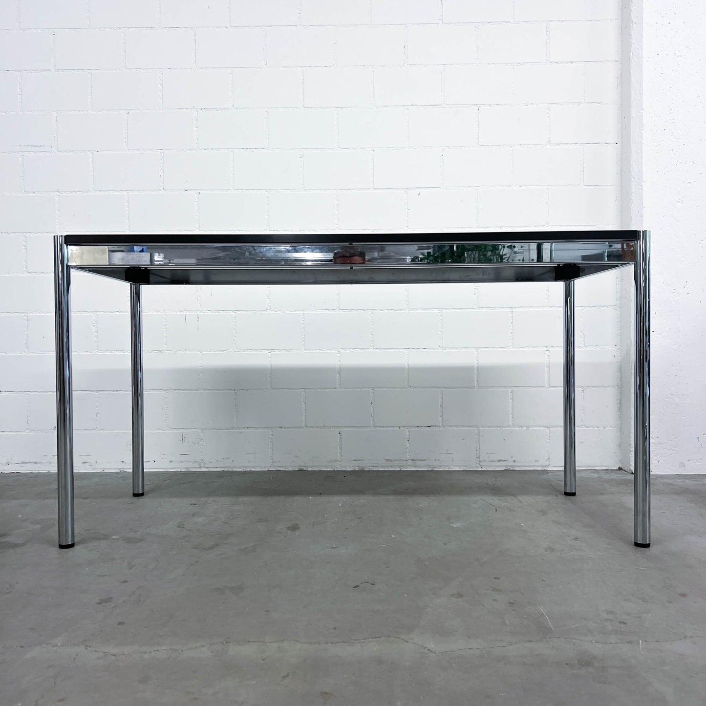 USM Tisch, Kunstharz Perlgrau, Spezialgrösse, Q3