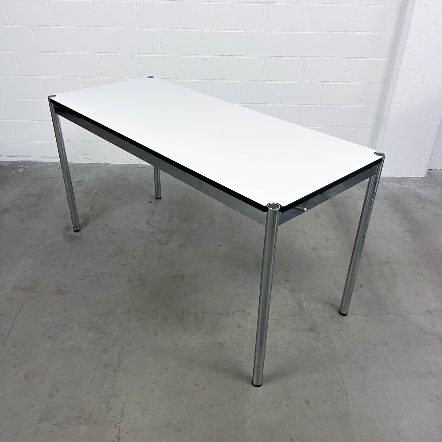 USM Tisch, Kunstharz Perlgrau, Spezialgrösse, Q3