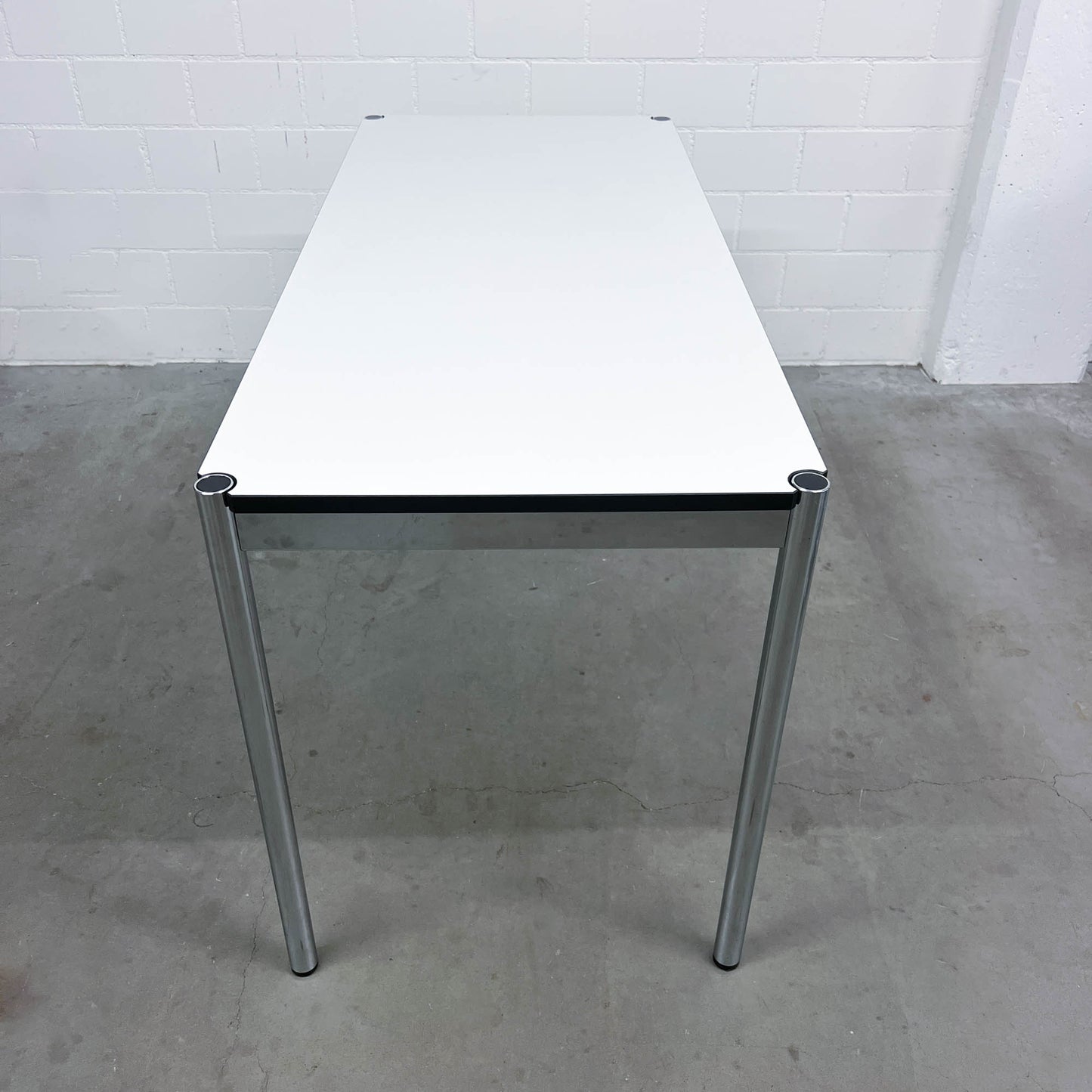 USM Tisch, Kunstharz Perlgrau, Spezialgrösse, Q3