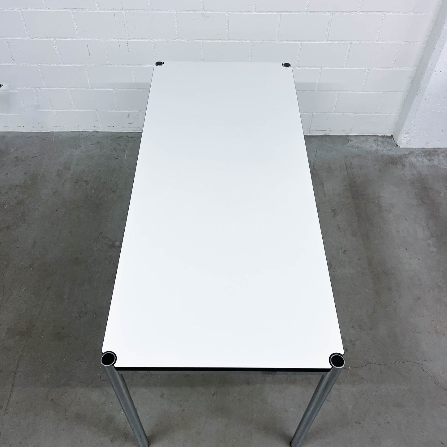USM Tisch, Kunstharz Perlgrau, Spezialgrösse, Q3