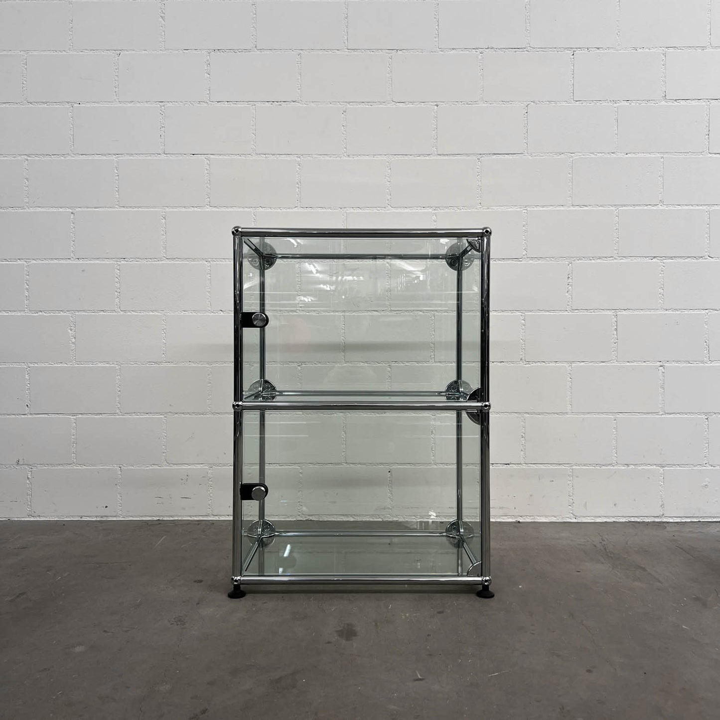 USM Vitrine mit 2 Glastüren