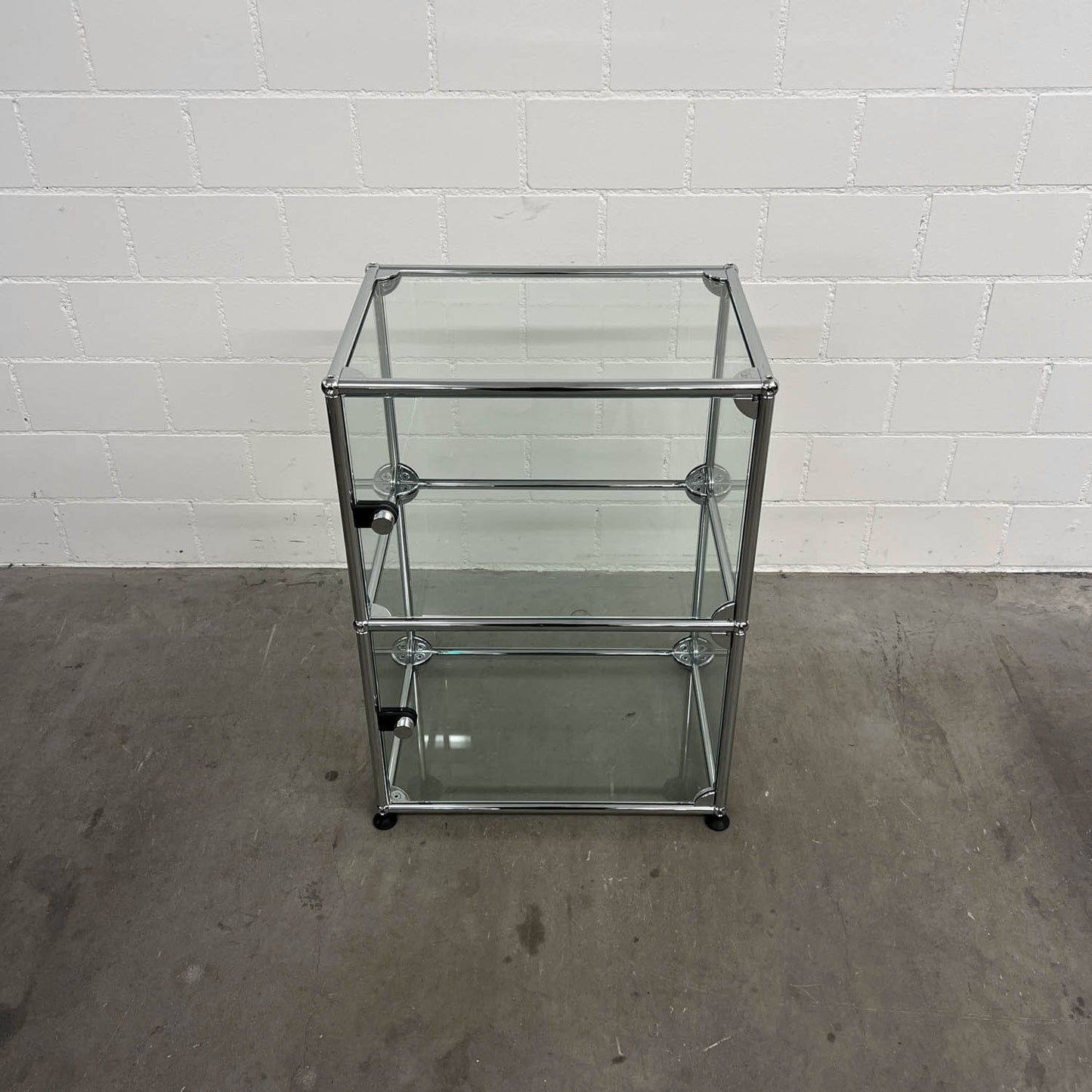 USM Vitrine mit 2 Glastüren