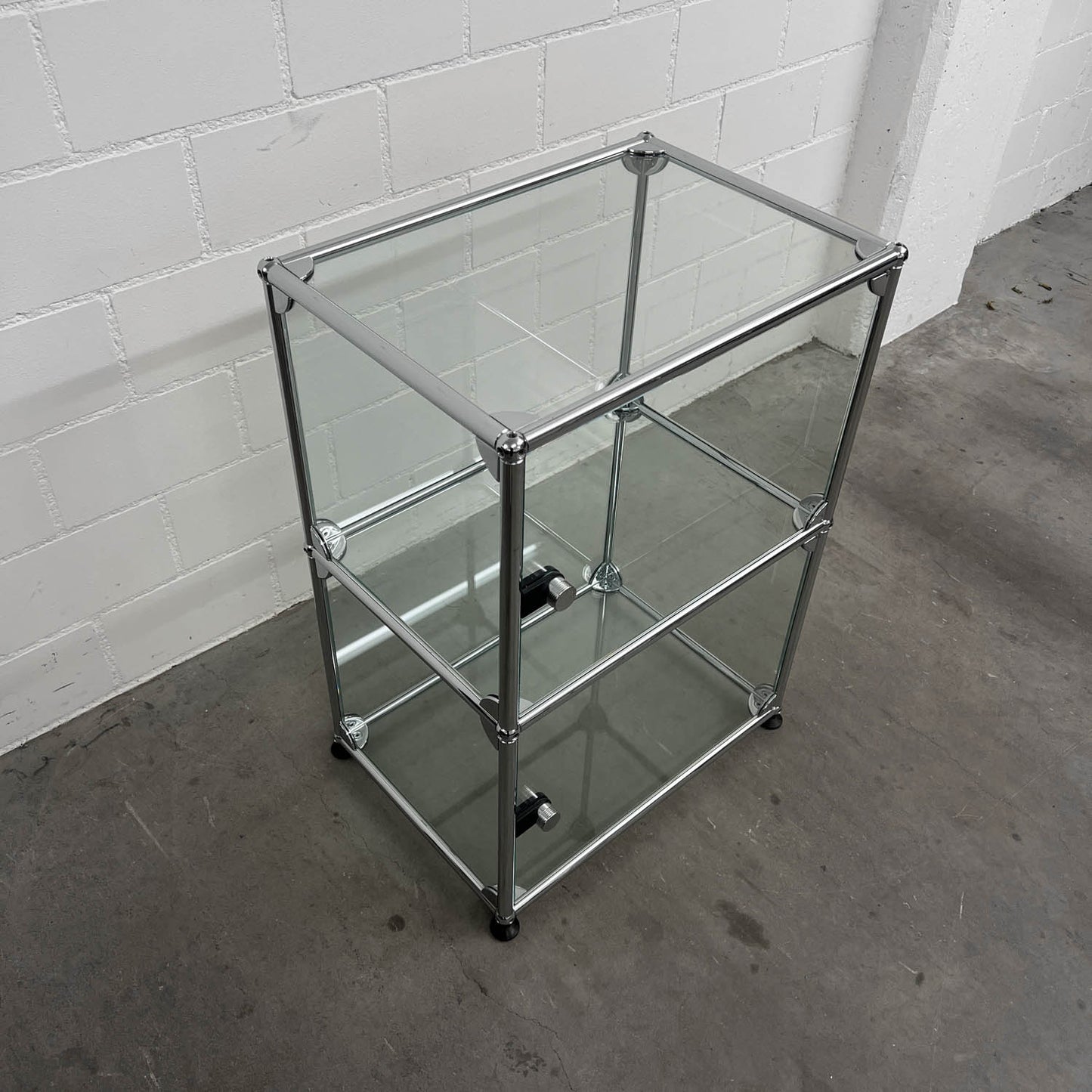 USM Vitrine mit 2 Glastüren