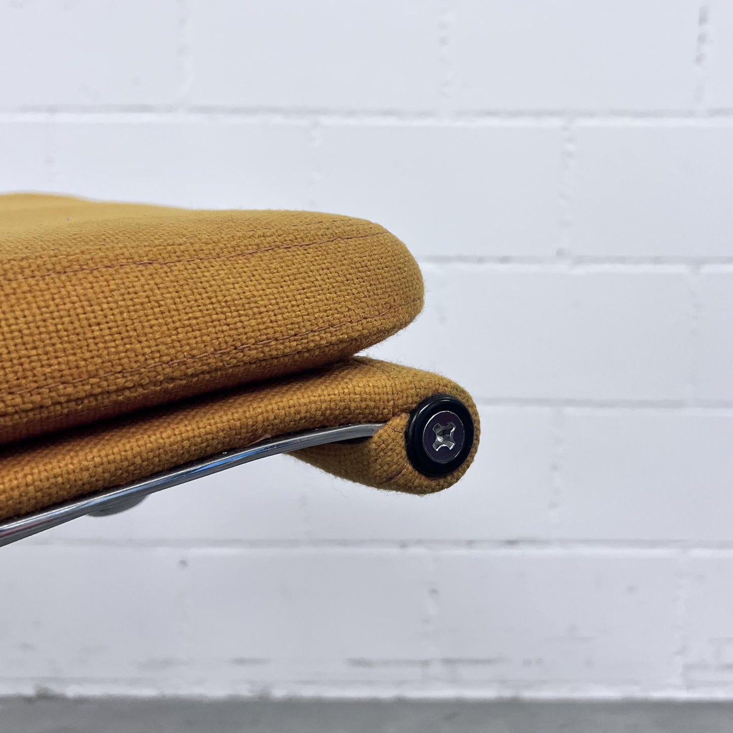 Eames Soft Pad Chair EA 208, Vitra, Ockergelb