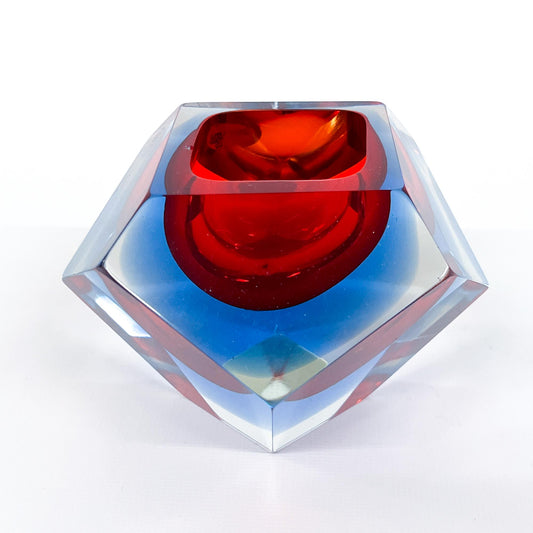 Facetierter Sommerso Aschenbecher, Murano, Glas, Rot-Blau