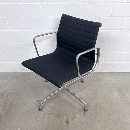 Eames Aluminium Chair EA 108, Vitra, Hopsak, Schwarz