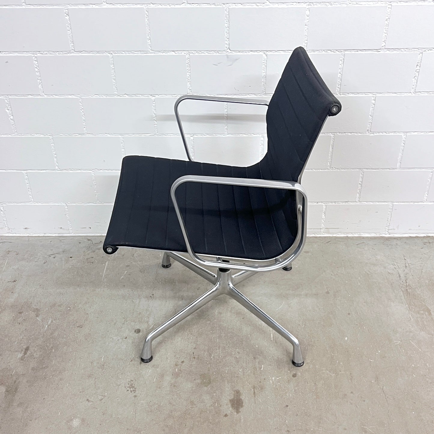 Eames Aluminium Chair EA 108, Vitra, Hopsak, Schwarz